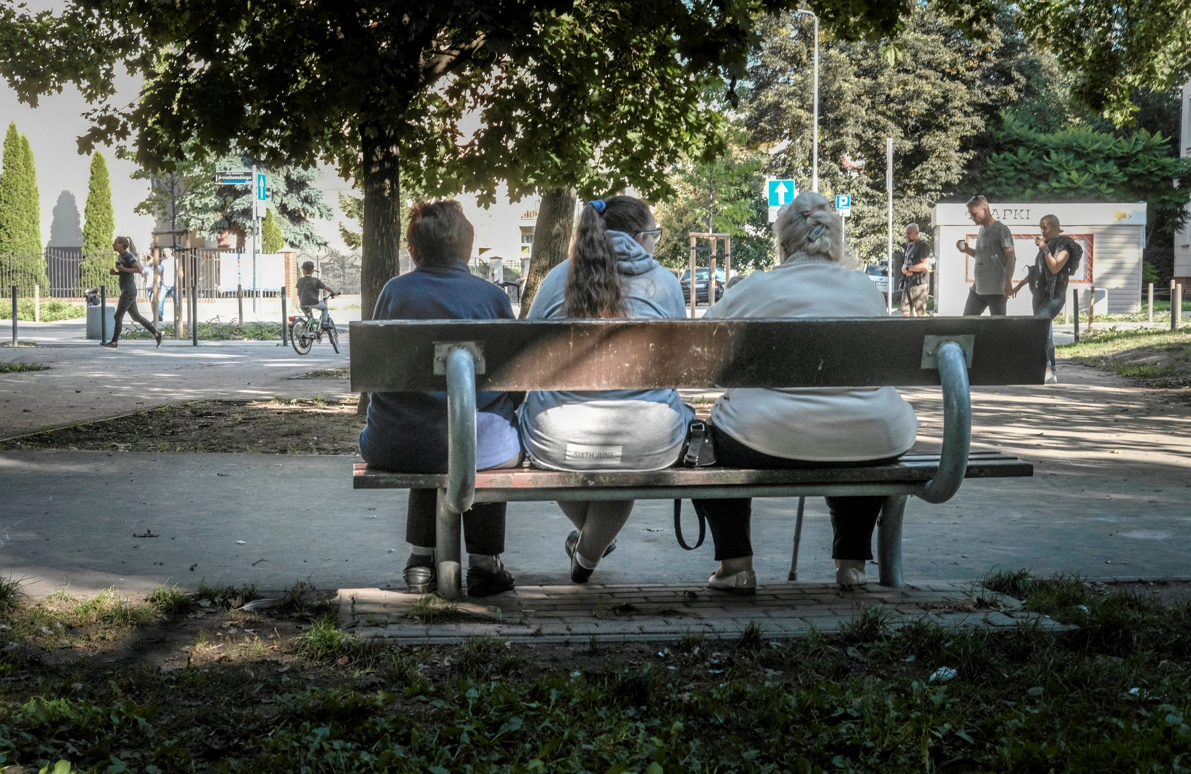 Kobiety z nadwagna ławce w parku, 05.09.2021 r.
