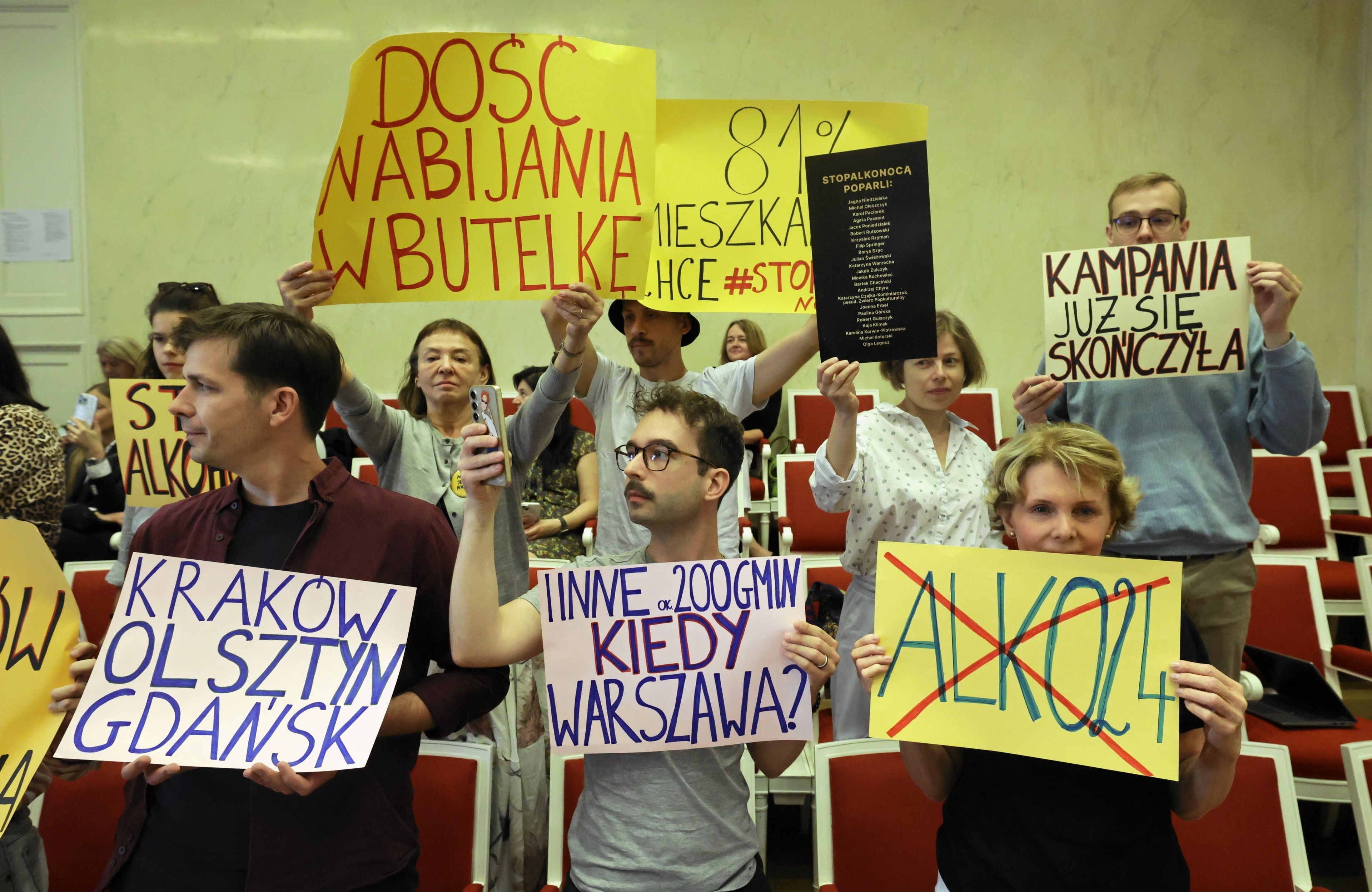 Happening i protest aktywistów z grupy Miasto jest Nasze ws. nocnej sprzedazy alkoholu podczas sesji Rady Warszawy