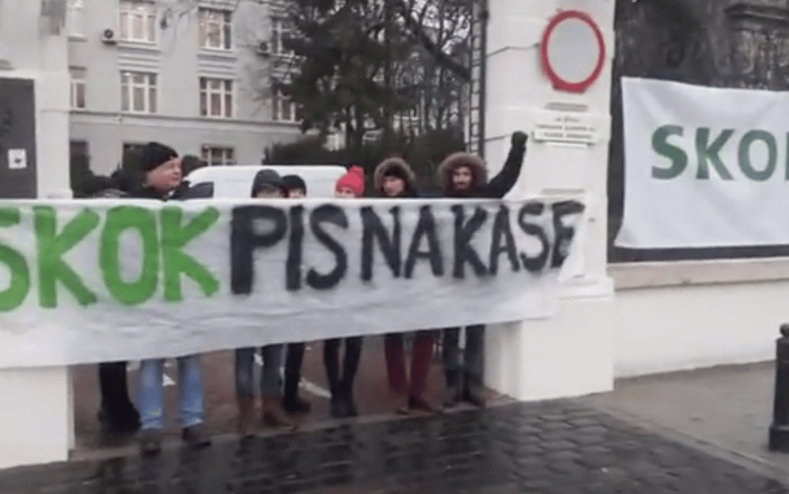 Grafika do artykułu Obywatele RP blokują Ministerstwo Sprawiedliwości. "W obronie niepokornych mediów"