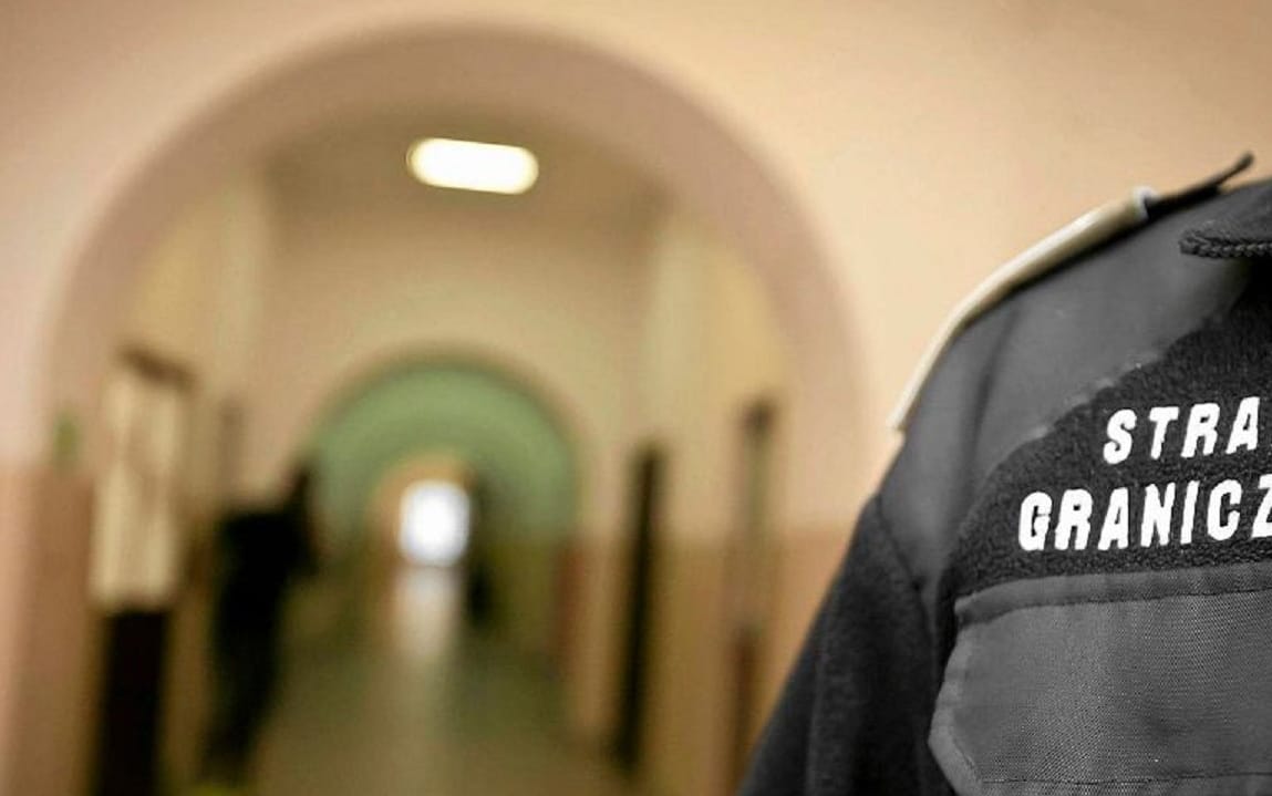 Grafika do artykułu Zamknięci bez litości i bez sensu. A z cudzoziemcami wystarczy porozmawiać [PROJEKT SIP]
