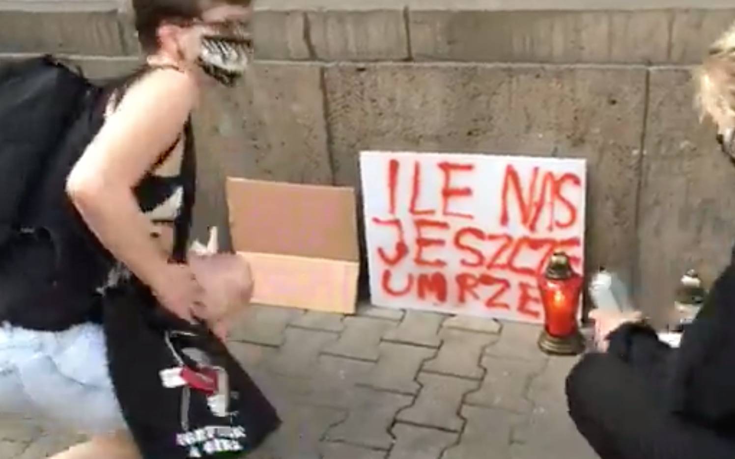 Grafika do artykułu Znicze pod TVP. To protest przeciw atakom na osoby LGBT [RELACJA WIDEO]