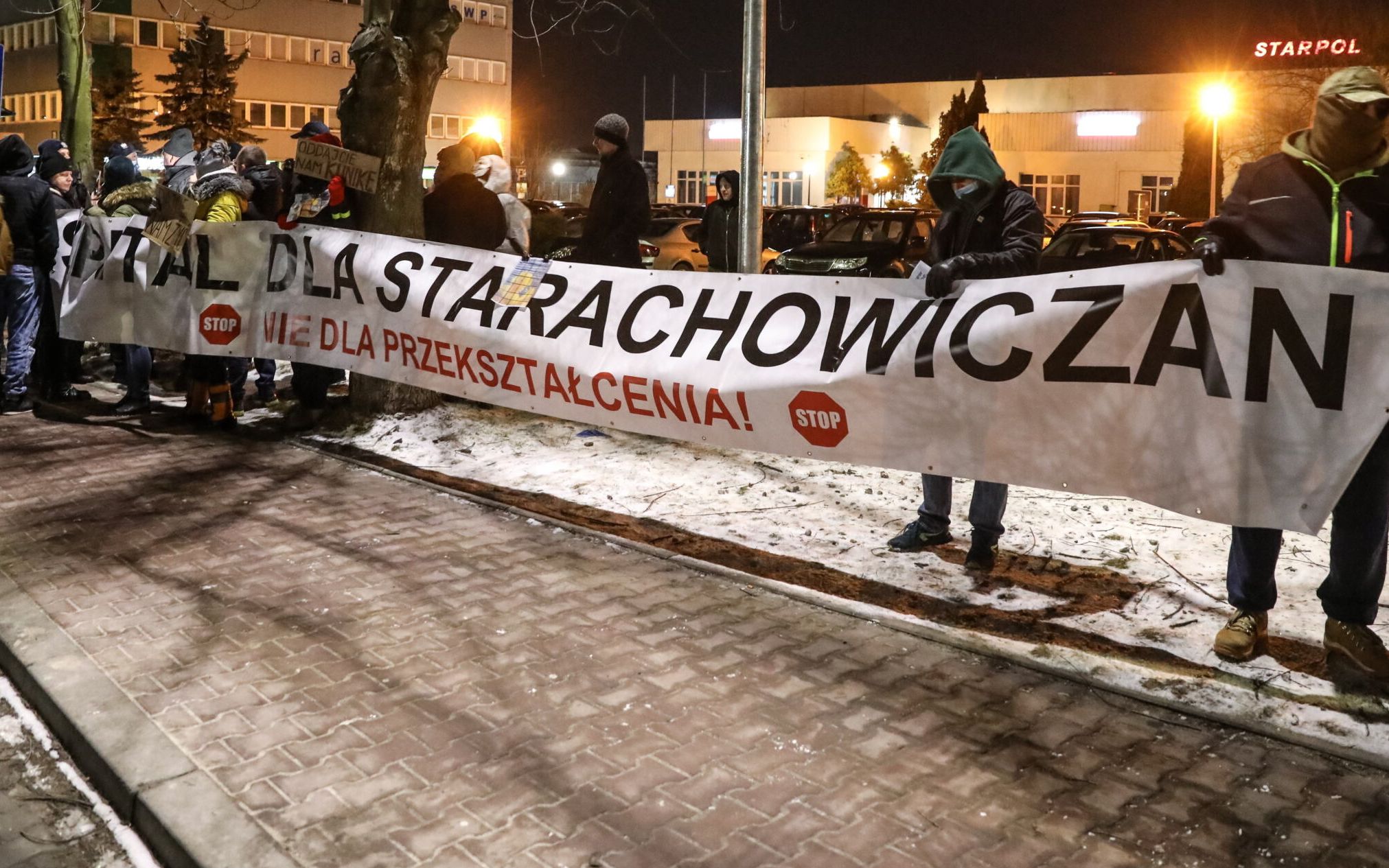 16.01.2022 Starachowice , Kosciol Wszystkich Swietych .  Jaroslaw Kaczynski na mszy w intencji matki . Przed kosciolem protestowali mieszkancy , nie godzacy sie na to by szpital w Starachowicach przyjmowal tylko pacjentow z Covid-19 .
Fot. Wojciech Habdas / Agencja Wyborcza.pl
