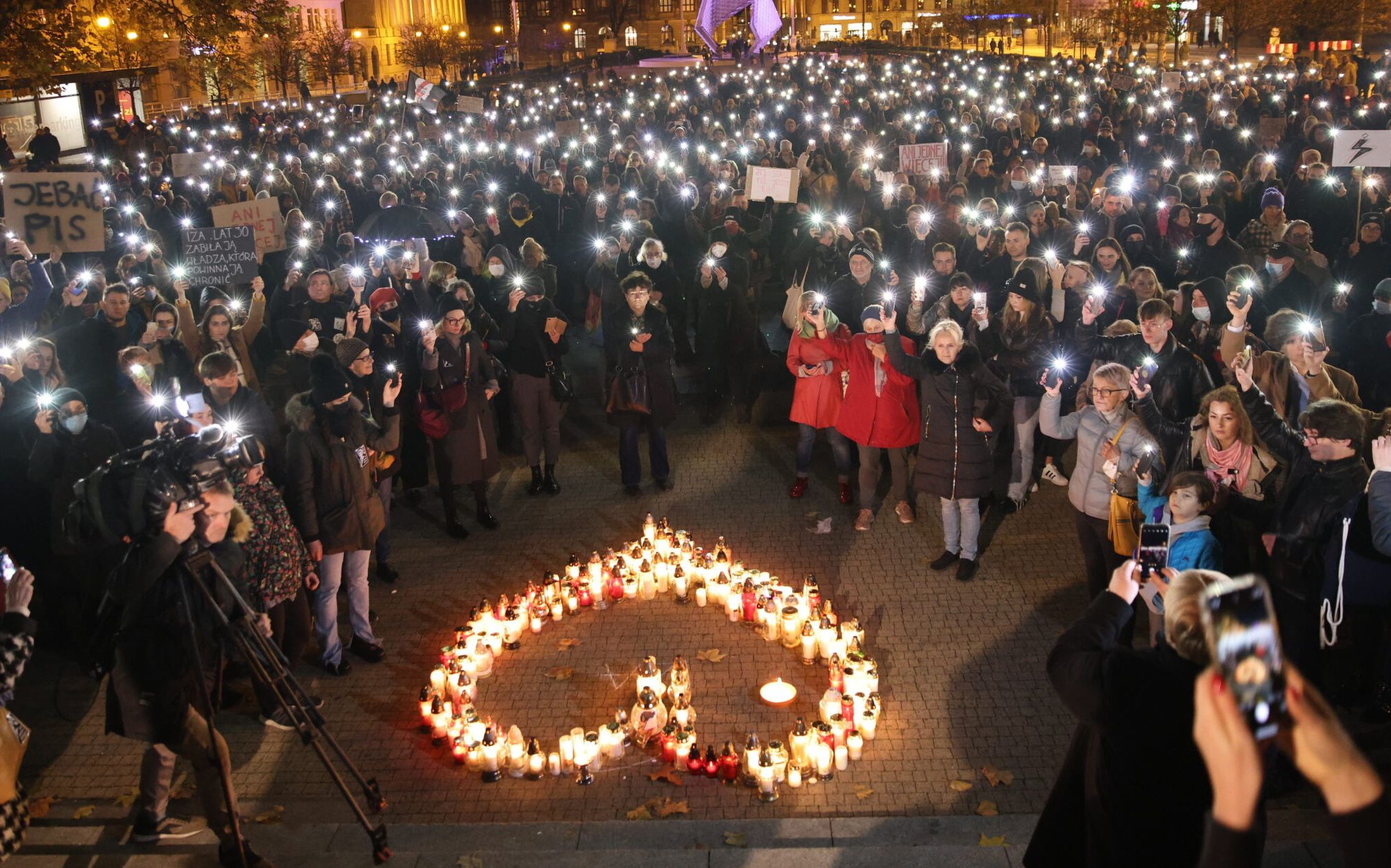 06.11.2021 Poznan , pl Wolnosci . Demonstracja pod haslem " Ani jednej wiecej " w sprawie liberalizacji prawa do aborcji po smierci 30-letniej Izabeli z Pszczyny . 
 Fot. Lukasz Cynalewski / Agencja Wyborcza.pl