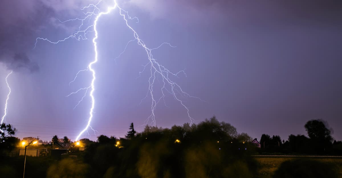 Burze nad Polską. IMGW ostrzega przed ulewami i gradem