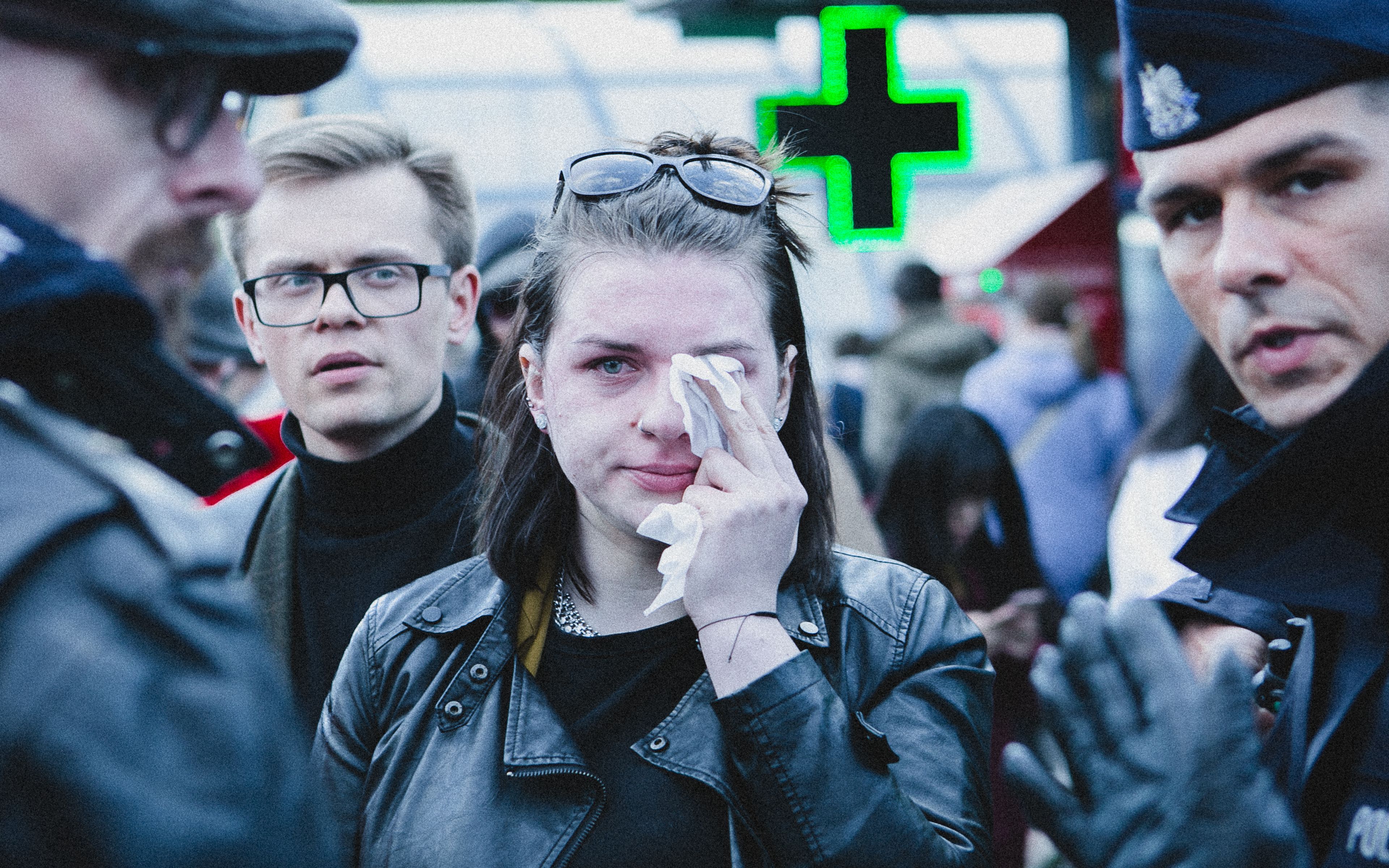 Grafika do artykułu Demonstracje w obronie Podleśnej. Aktywistka zaatakowana gazem za naklejki z tęczową Maryją