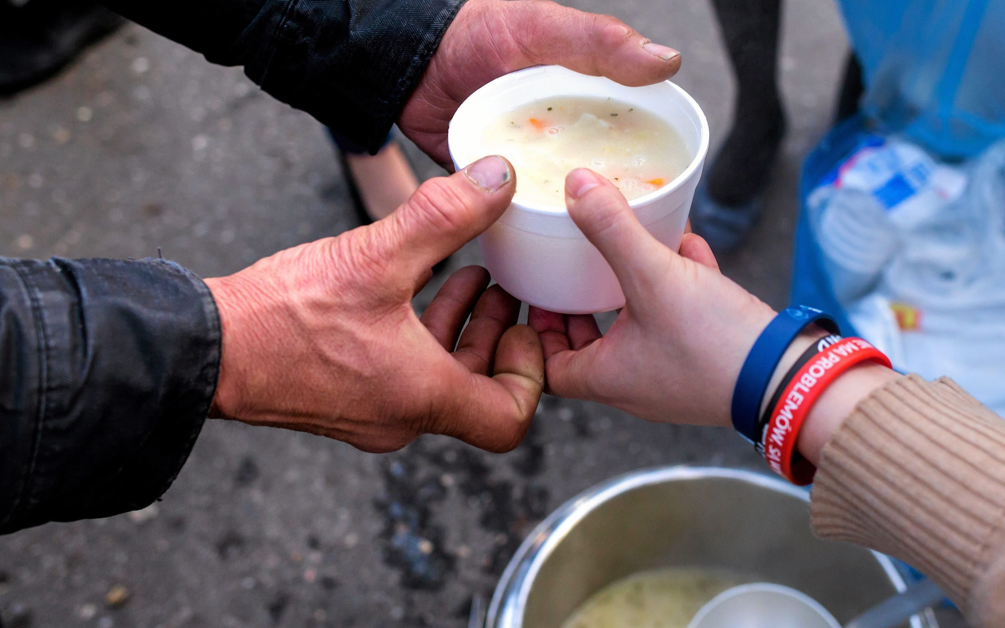 09.04.2017 Krakow .  Akcja  " Zupa na Plantach "  polegajaca miedzy innymi na gotowaniu zupy w Zywej Pracowni i potem czestowaniu nia bezdomnych  na Plantach , rozdawaniu ubran , pomocy medycznej , spiewaniu . 
Fot. Mateusz Skwarczek / Agencja Gazeta