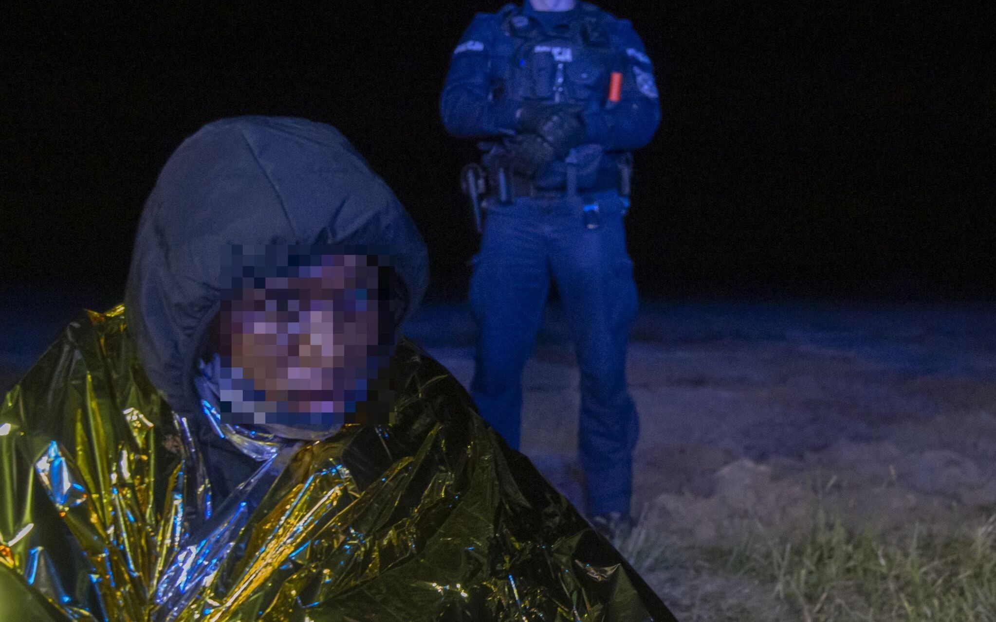 06.09.2021 Podlasie , teren przygraniczny . Droga miedzy wioska Szymki a Nowosady . Nie jest to strefa objeta stanem wyjatkowym . Grupa 10 uchodzcow ciemnoskorych (3 kobiety , 7 mezczyzn z  Ghany oraz jedna osoba z Kamerunu) , ktorzy zostali odnalezieni w zagajniku w poblizu, przez Aleksandre Chrzanowska ze Stowarzyszenia Interwencji Prawnej , Anne Dabrowska i Piotra Skrzypczaka z Homo Faber, Jakuba Bieniasaz z Salam Lab . Ola Chrzanowska i jej wspolpracownicy zebrali od uchodzcow upowaznienia prawne do reprezentowania ich w Polsce . Udzielona zostala pomoc , otrzymali koce cieplne , wode i zywnosc . Nastepnie zostala wezwana karetka do jednej z kobiet . Pozostale osoby zostaly zgloszone do Strazy Granicznej i po ok 3 godzinach , zostaly wywiezione do nieznanego miejsca , w strone obszaru objetego stanem wyjatkowym . Grupa przyszla prawdopodobnie z Grodna na Bialorusi przez " zielona granice " w wyniku tzw. wojny hybrydowej z Bialorusia i dzialan sprzyjajacych udzodzcom przez prezydenta Lukaszenke .

Fot. Agnieszka Sadowska/ Agencja Gazeta. *** Local Caption *** .