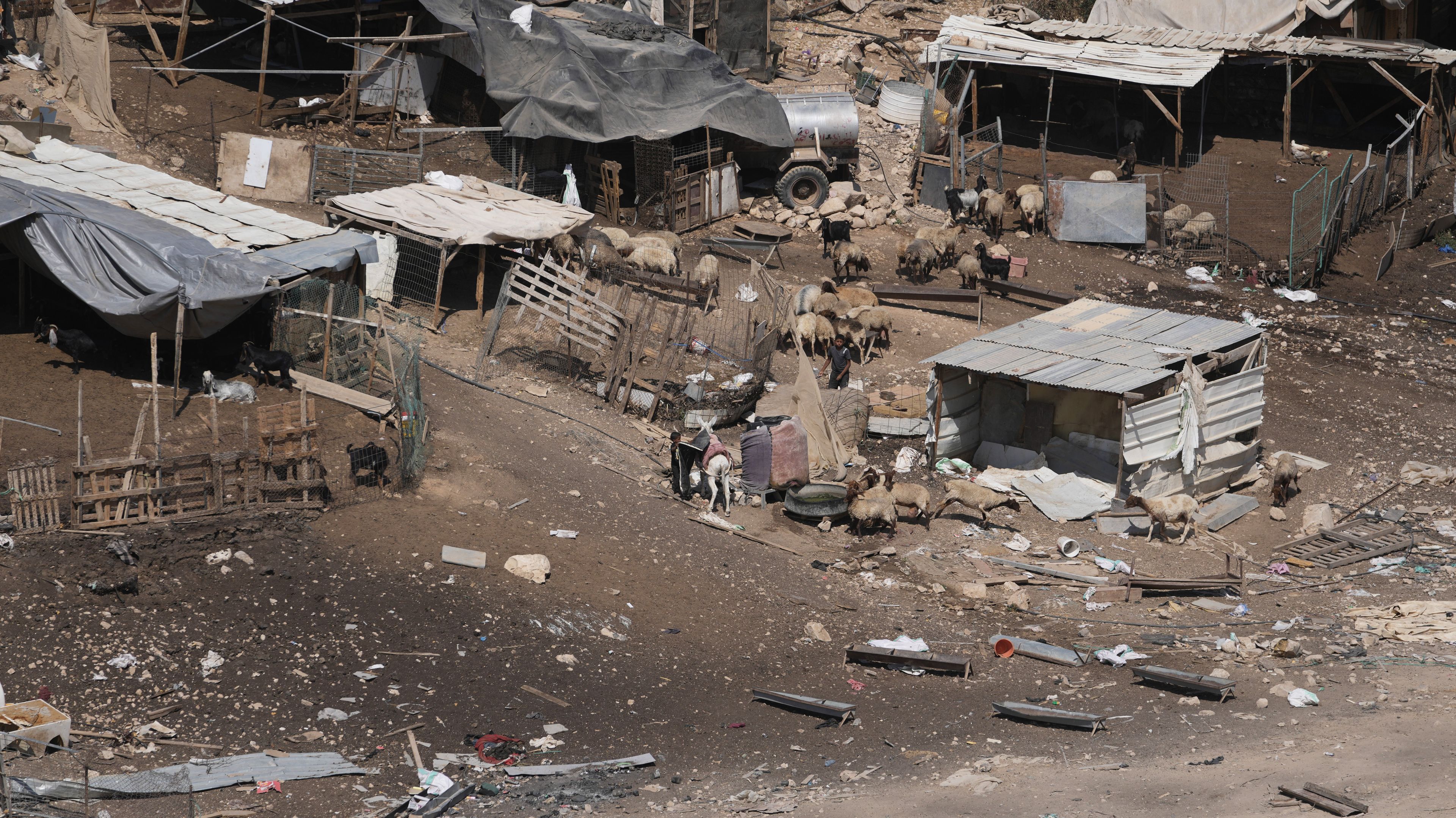 Chaty zbudowane z blachy falistej.