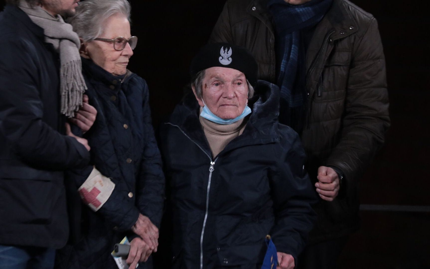 10.10.2021 Warszawa , pl  Zamkowy . Wiec zorganiazowany przez Donalda Tuska przeciwko wyprowadzaniu Polski z Unii Europejskiej przez rzad PIS .nz Anna Przedpelska (2L), Wanda Traczyk - Stawska (2P)
Fot. Slawomir Kaminski / Agencja Gazeta