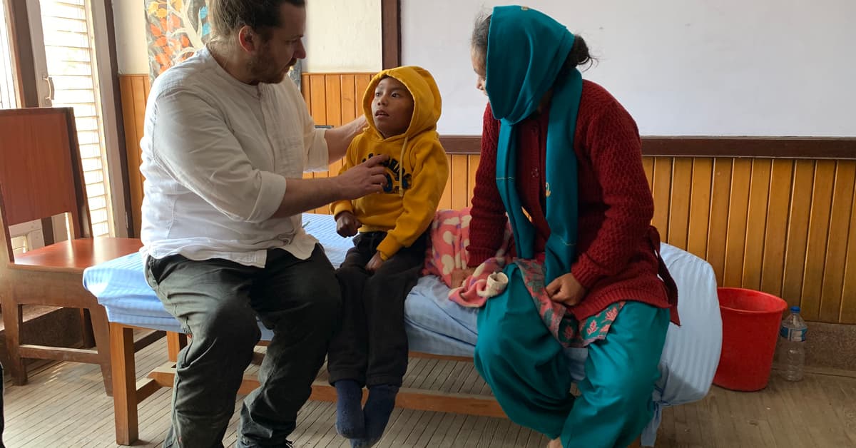 Shiva zaczął chodzić, Navaraj dostanie protezę. Polska grupa pomaga niepełnosprawnym w Nepalu