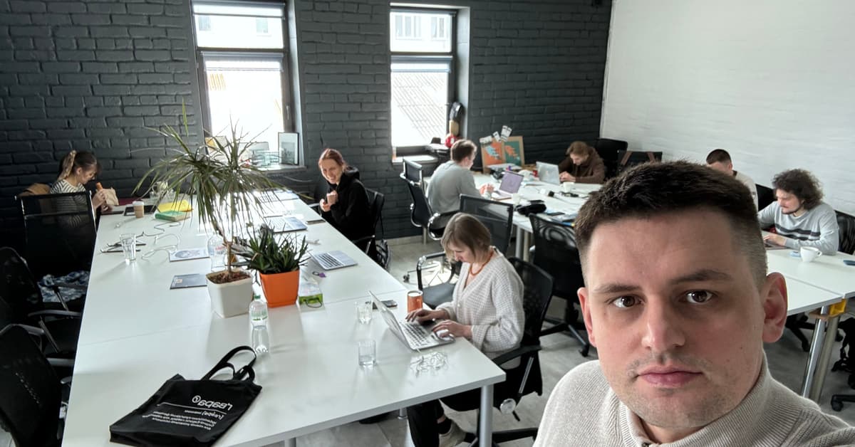 „Jesteśmy niezłomni jak żelbet. Ale ludzie to nie roboty” [JAK PRACUJĄ PRZYFRONTOWE MEDIA]