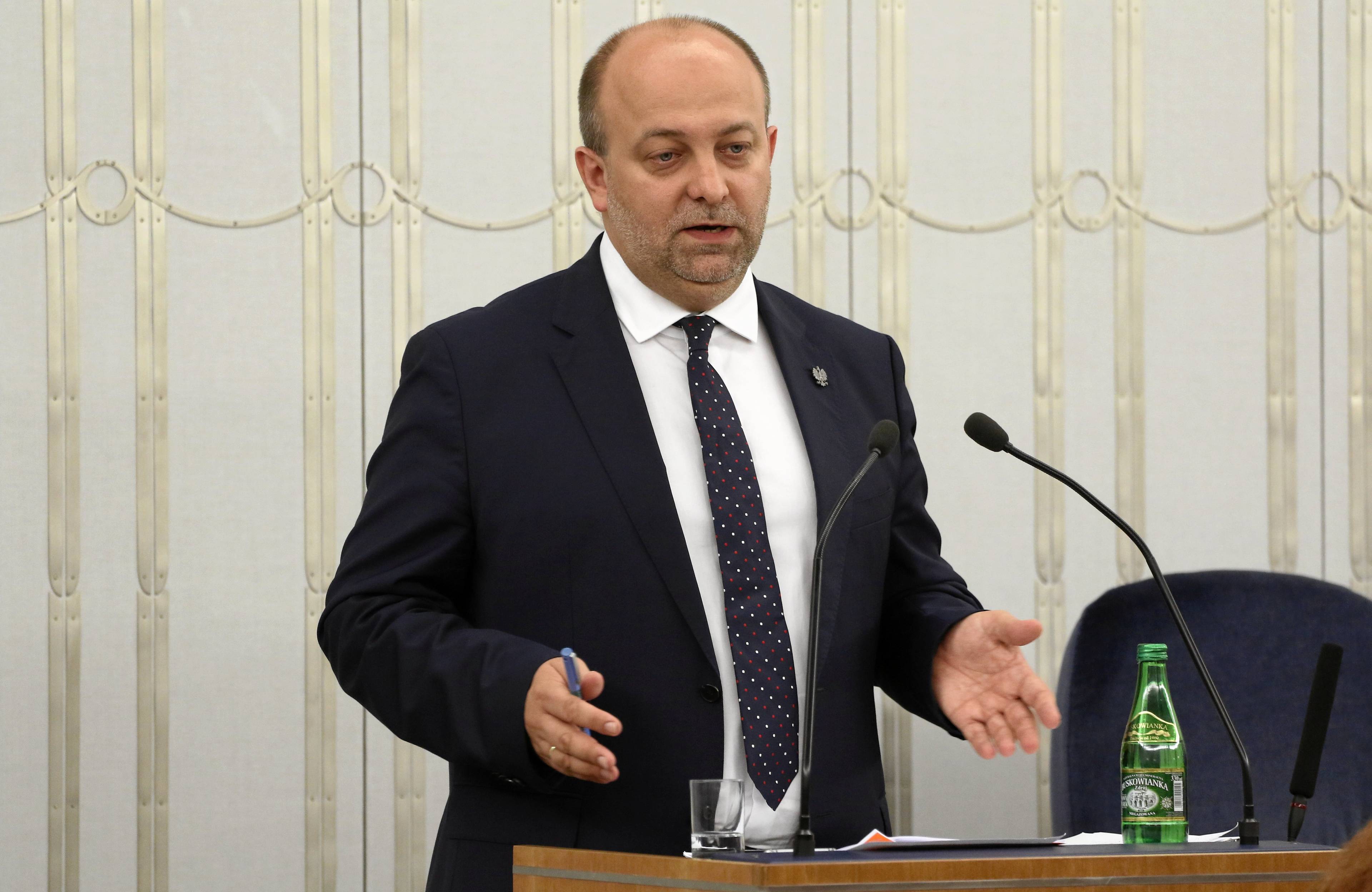 Mężczyzna w okularach, przemawia