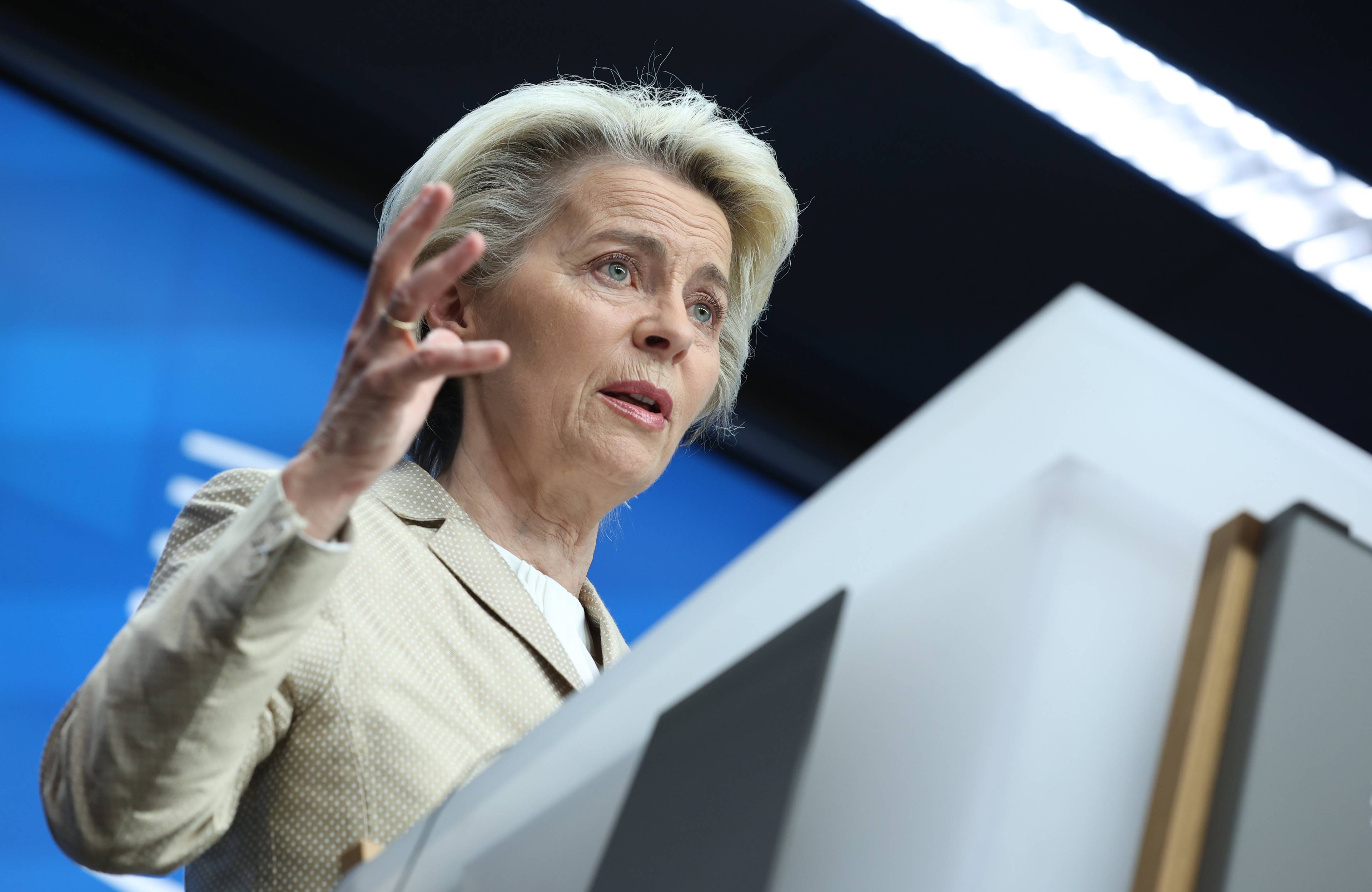 Portret Ursuli von der Leyen która stoi za mównicą i przemawia. Komisja Europejska