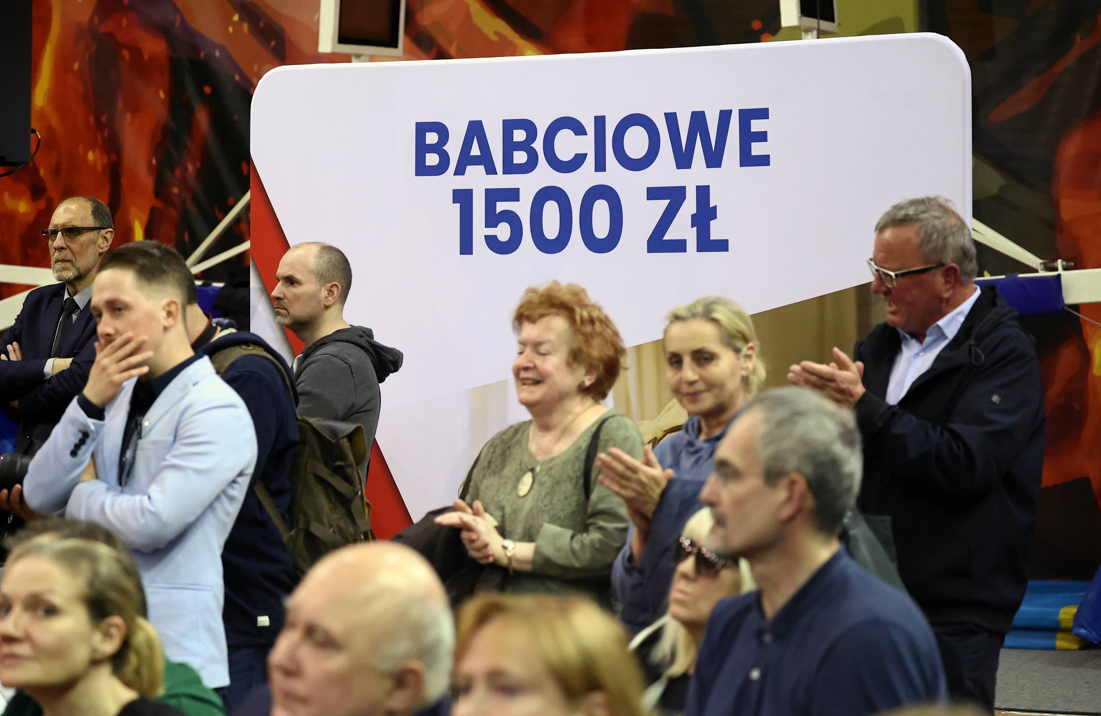 Ludzie z transparentem "Babciowe 1500 zł"