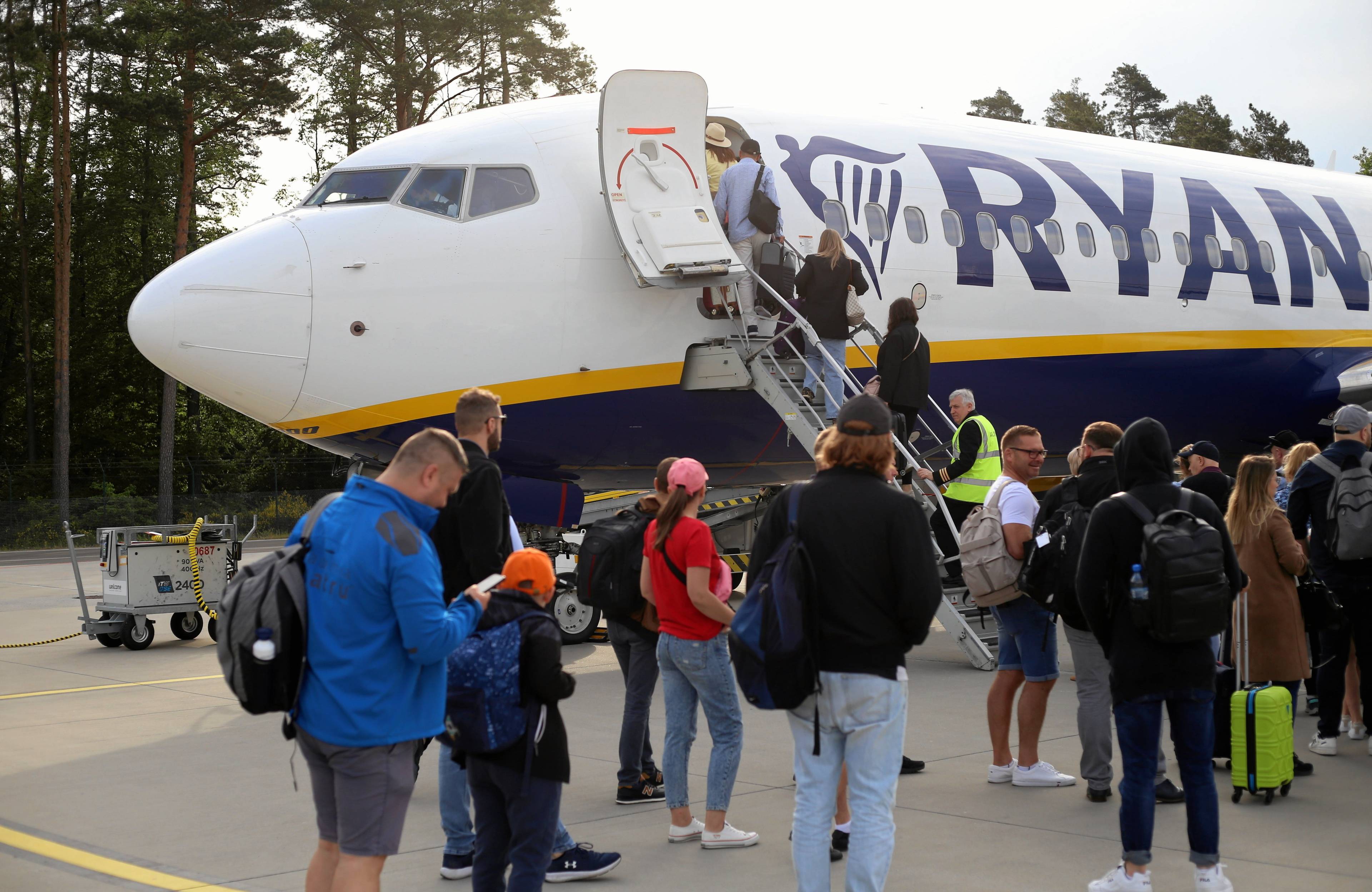 kolejka do wejścia do samolotu linii Ryanair