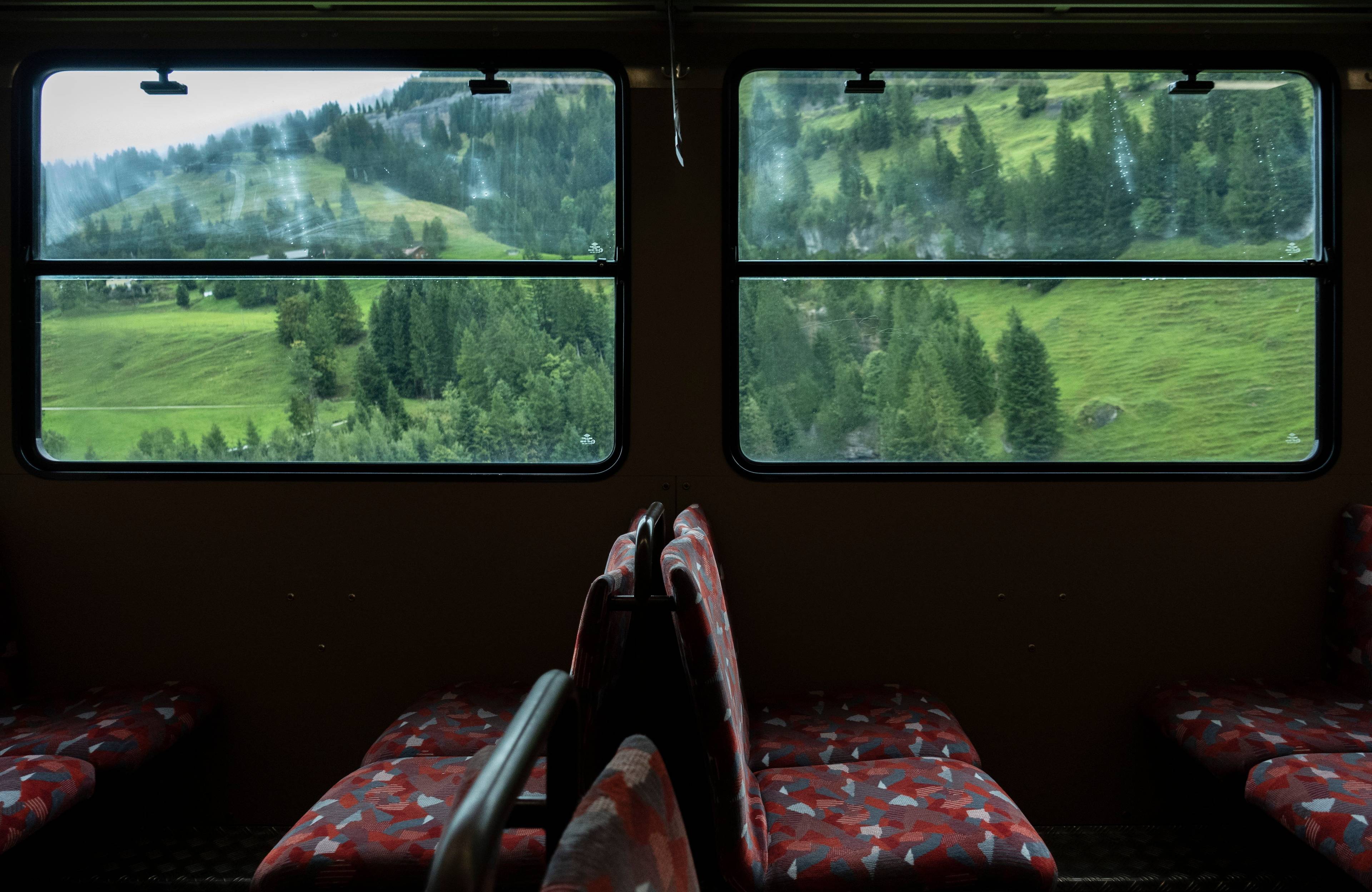 widok na góry z okna pociągu