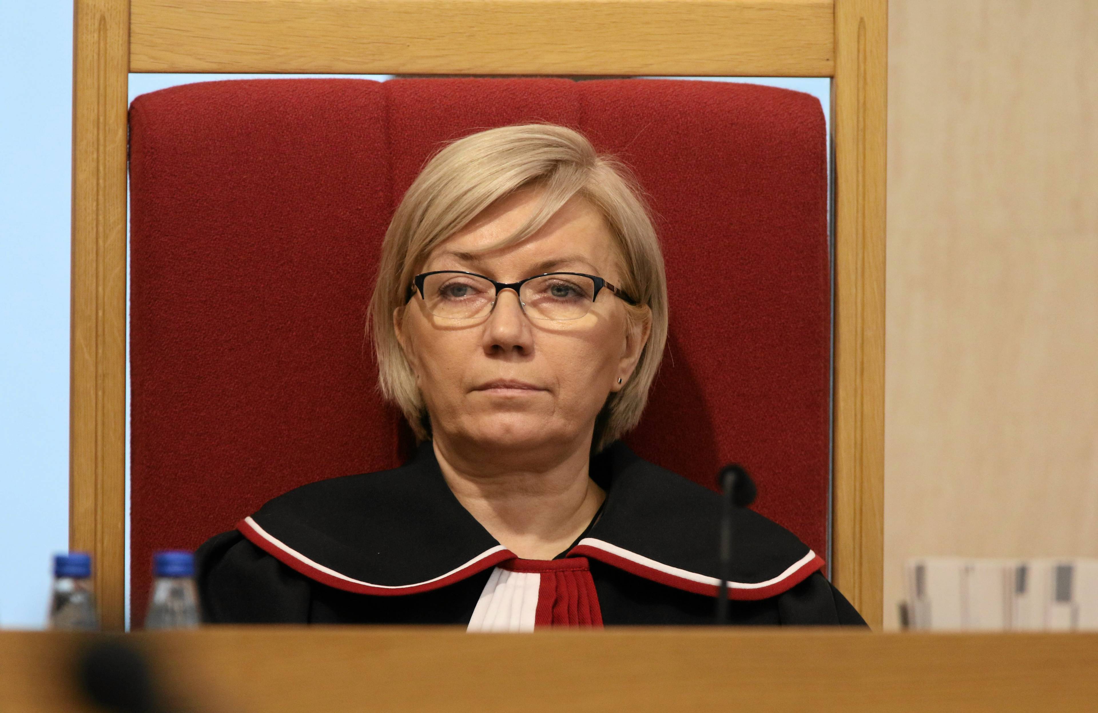 Kobieta w todze sędziego TK (biało-czerwony żabot). Julia Przyłębska