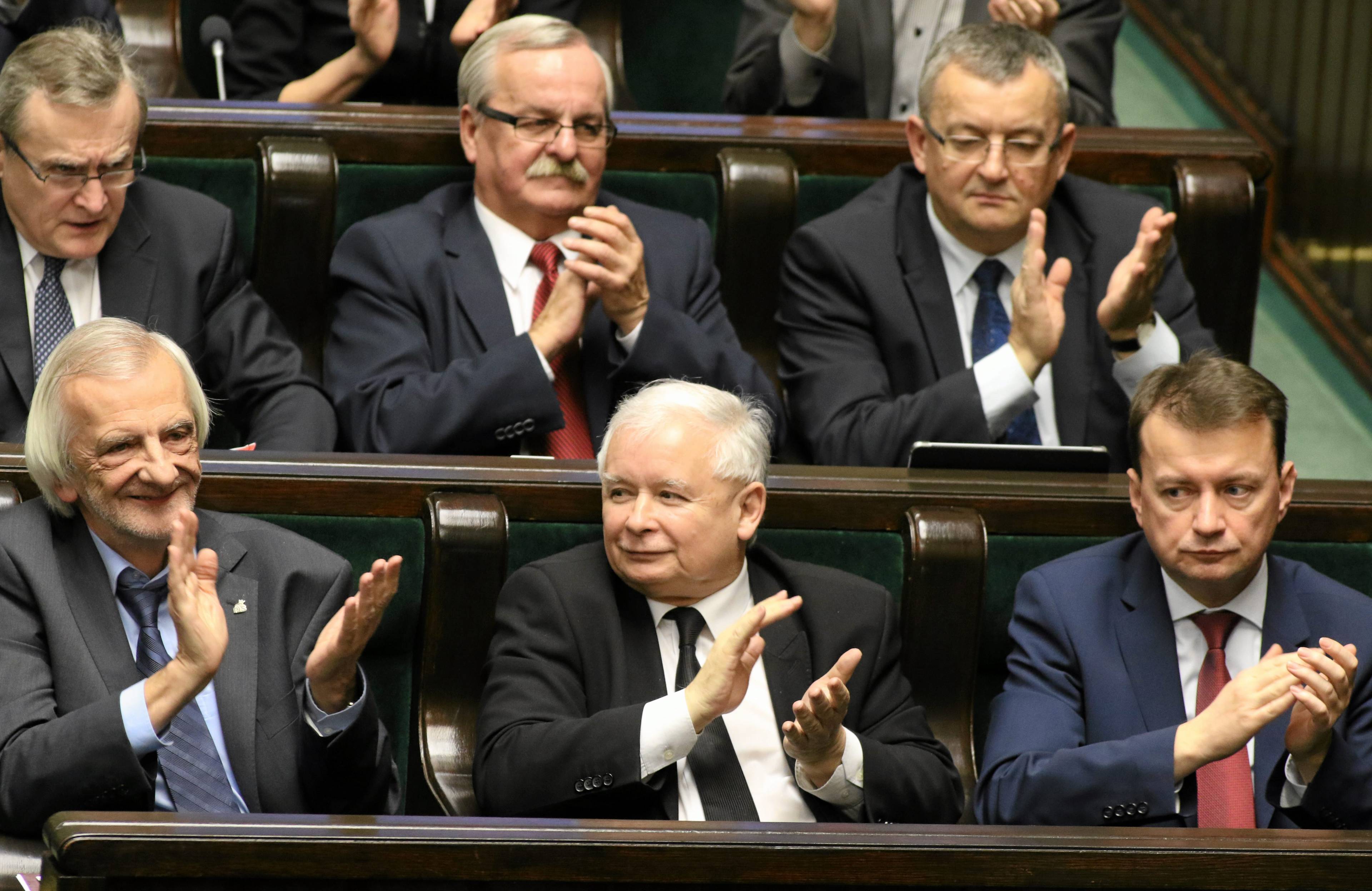Jarosław Kaczynski z kolegami klaszcze w ławach sejmowcy