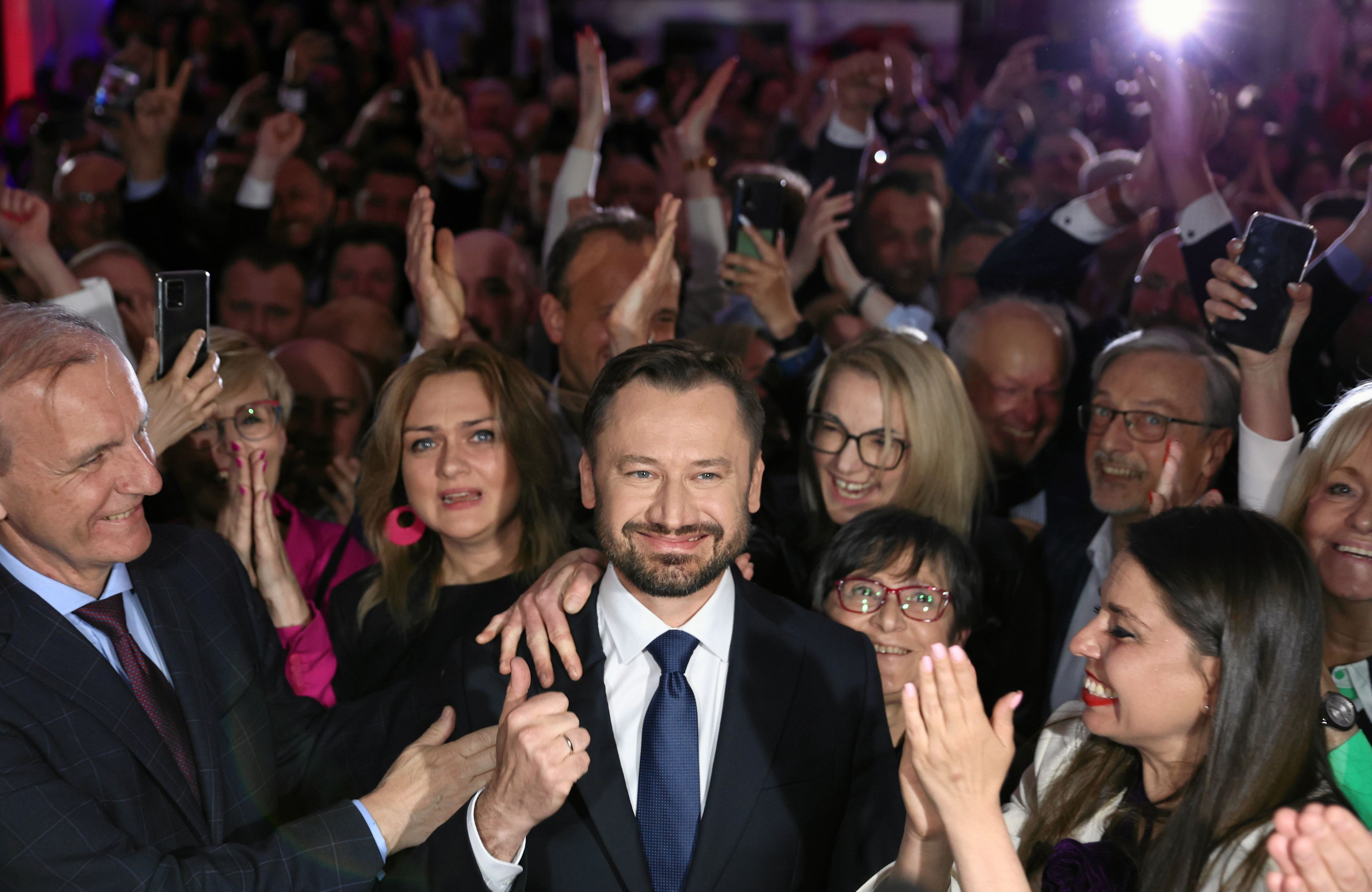 Miszalski z niepewnym uśmiechem w tłumie