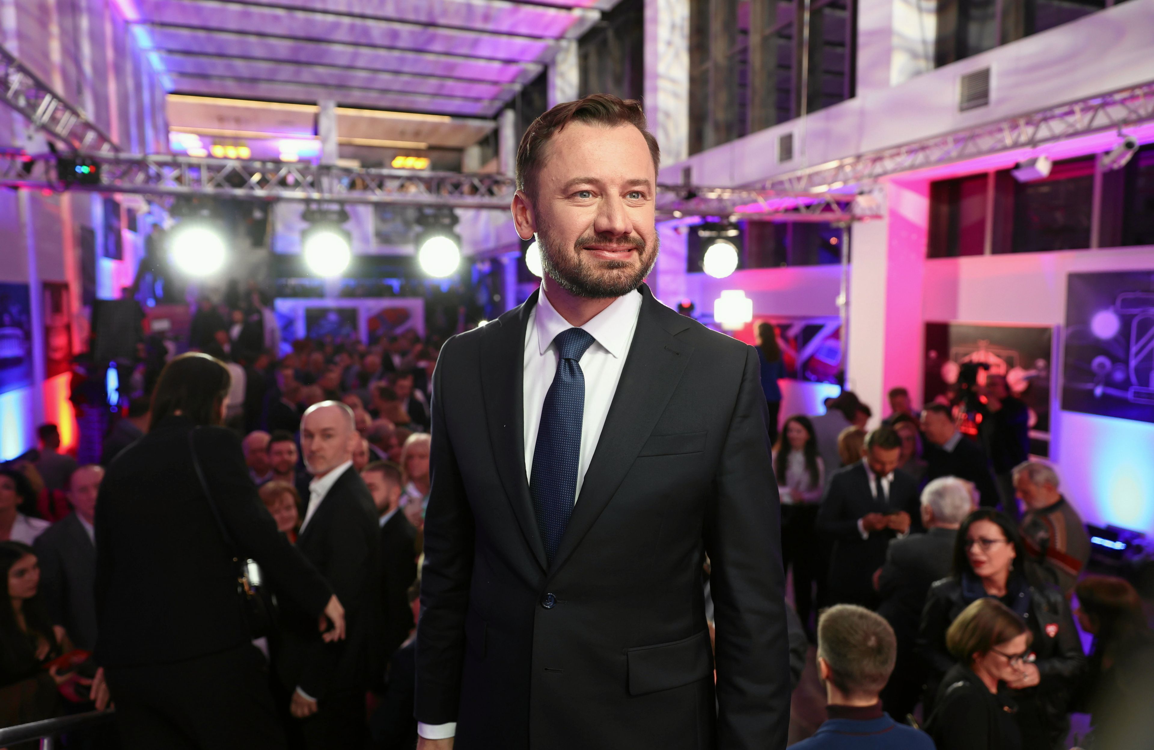 miszalski w garniturze na tle tłumu w sztabie