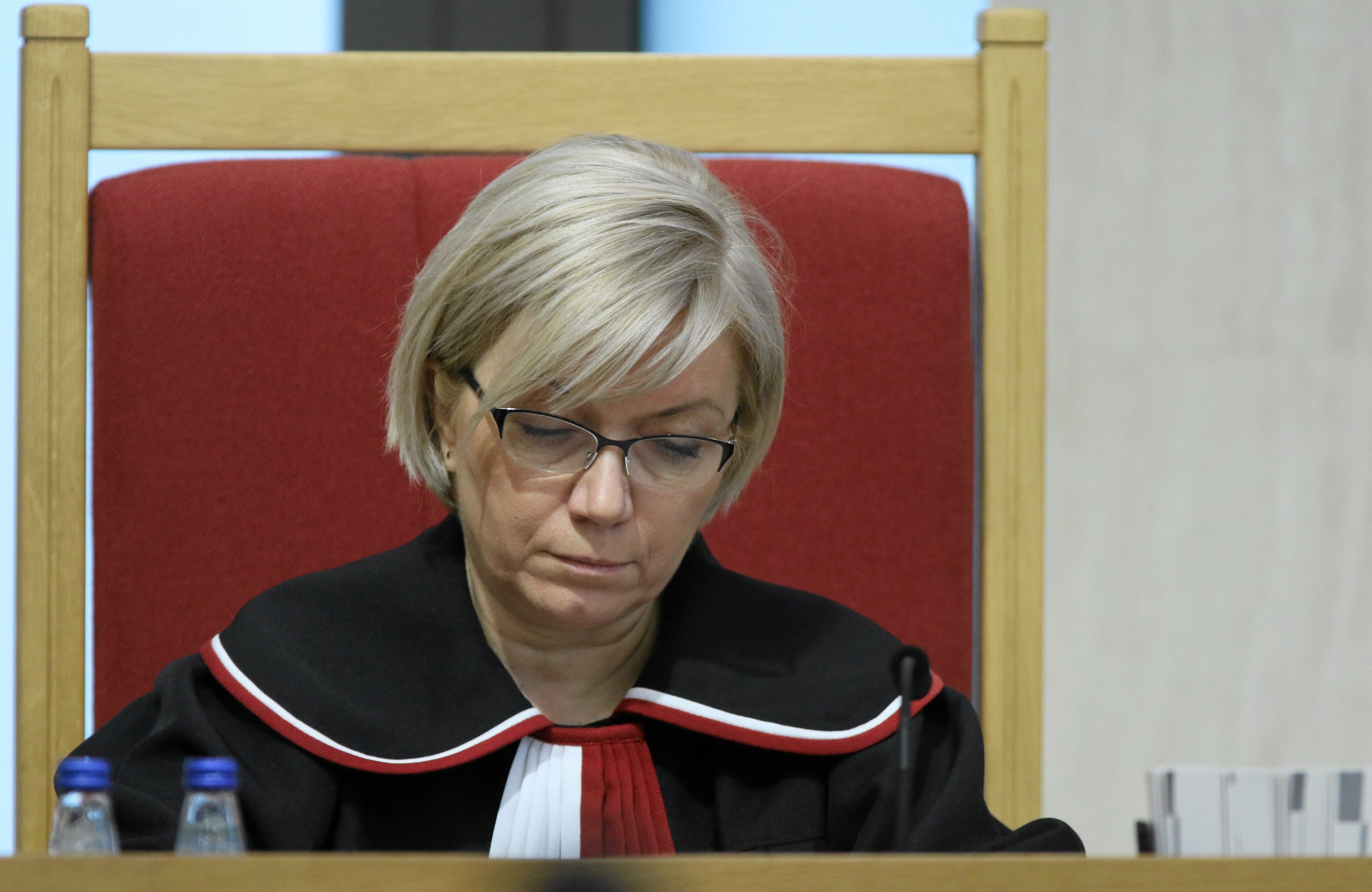 Jansowłosa kobieta w todze sędzi TK - Julia Przylębska