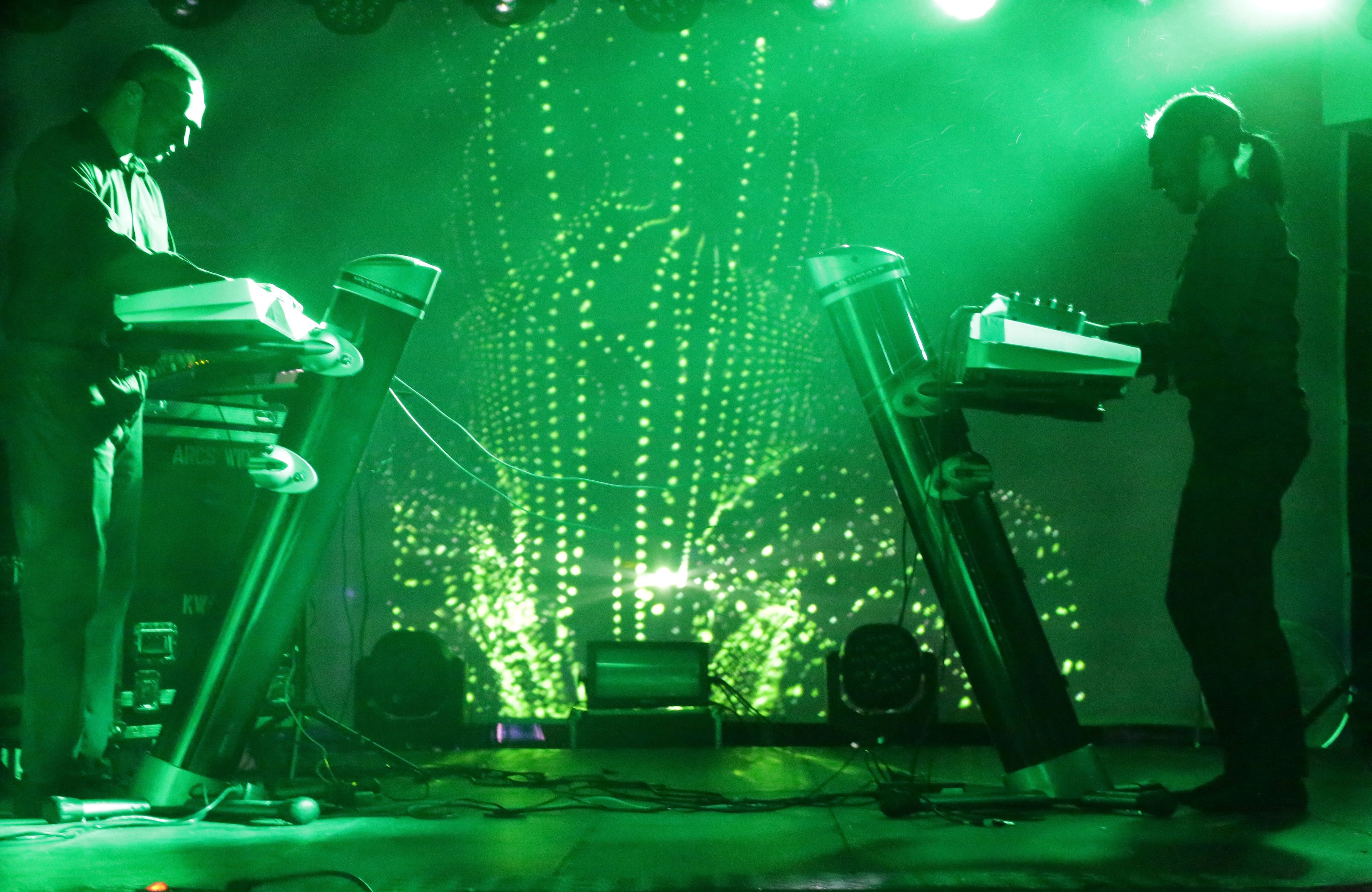 Członkowie duetu dopplereffekt na podświetlonej na zielono scenie festiwalu up to date.