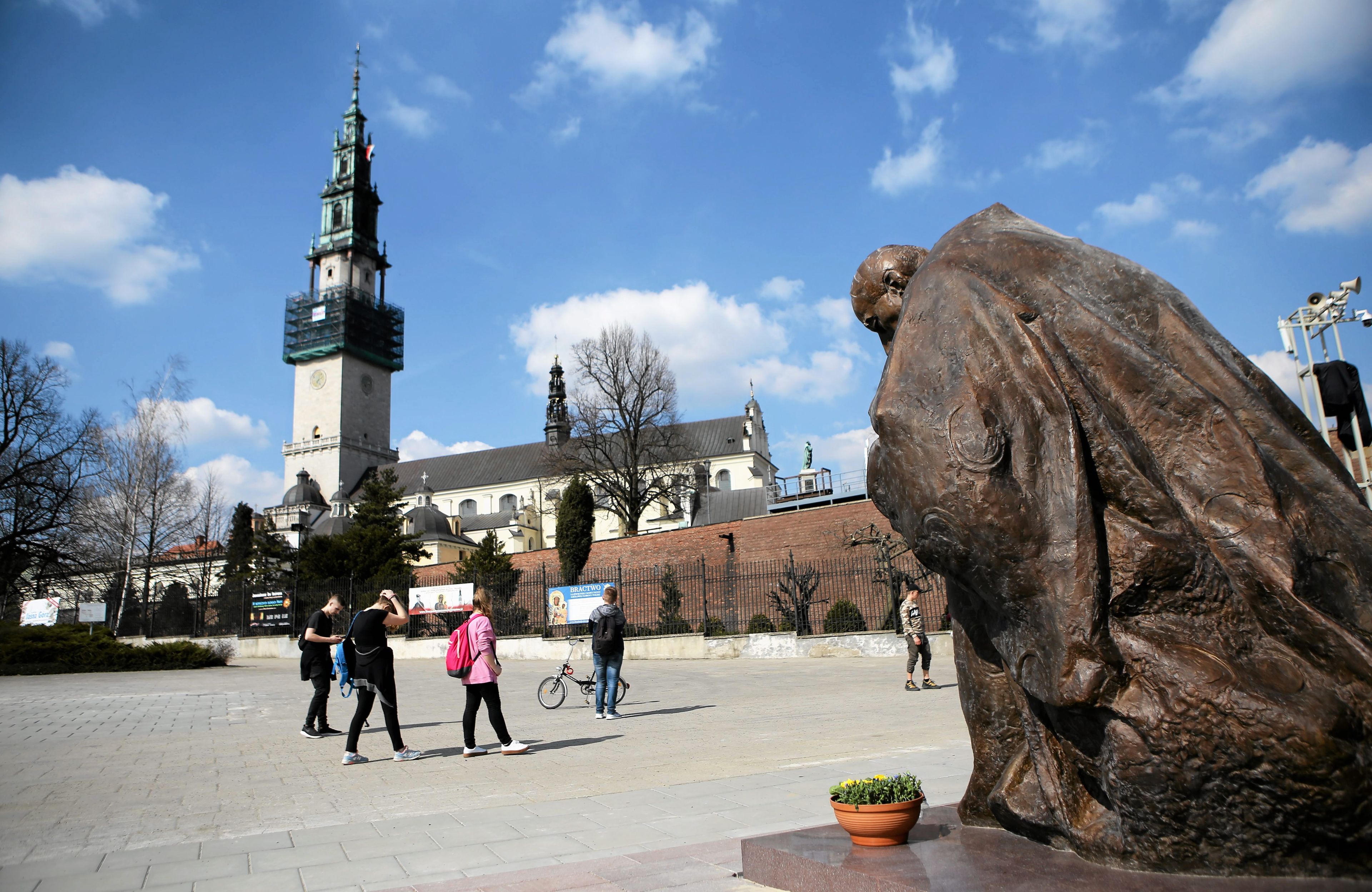 Pomnik kardynala Stefana Wyszynskiego w Czestochowie