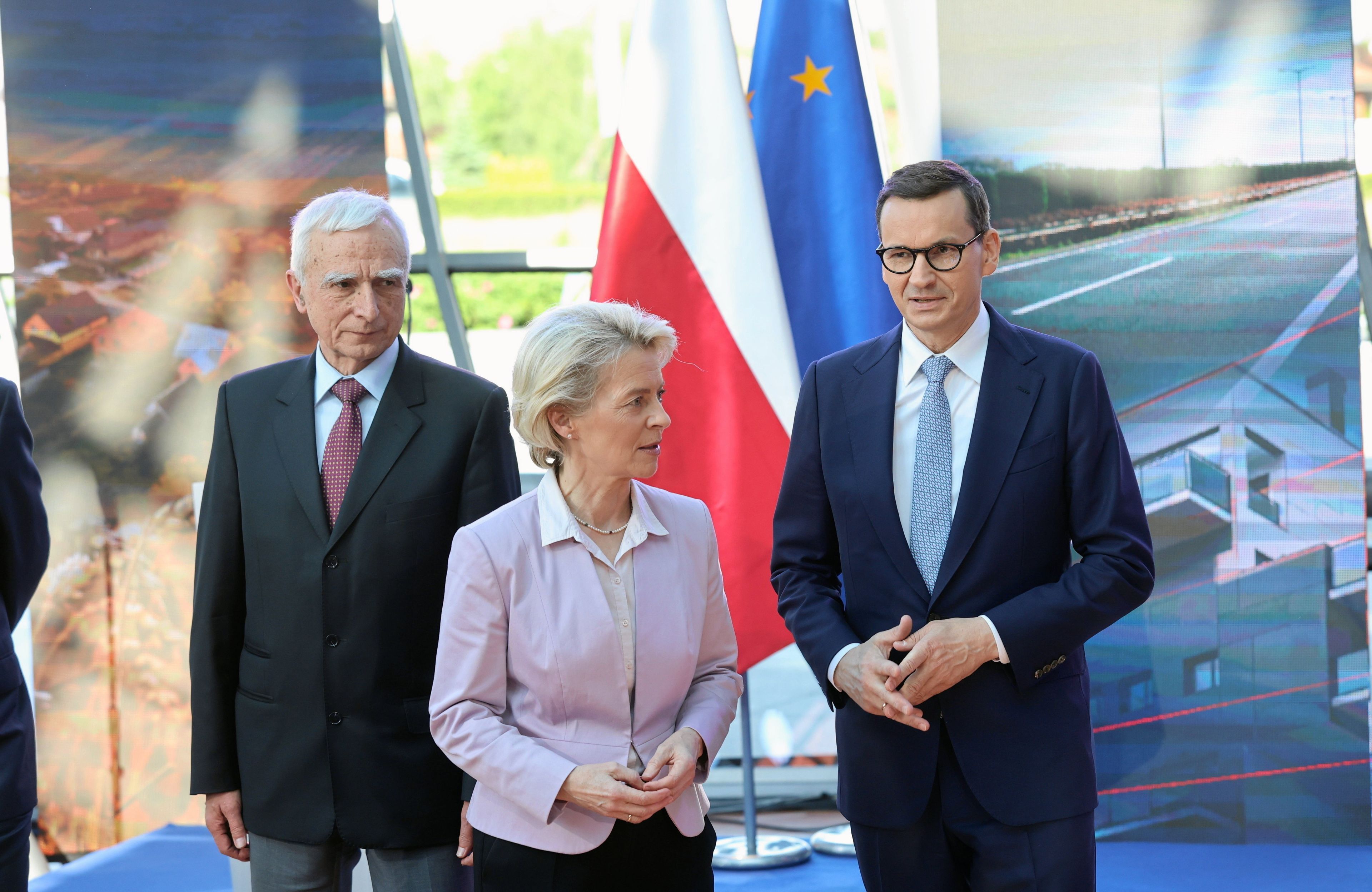 Piotr Naimski, Ursula von der Leyen, Mateusz Morawiecki na spotkaniu 2 czerwca 2022 w Konstancinie pod Warszawą