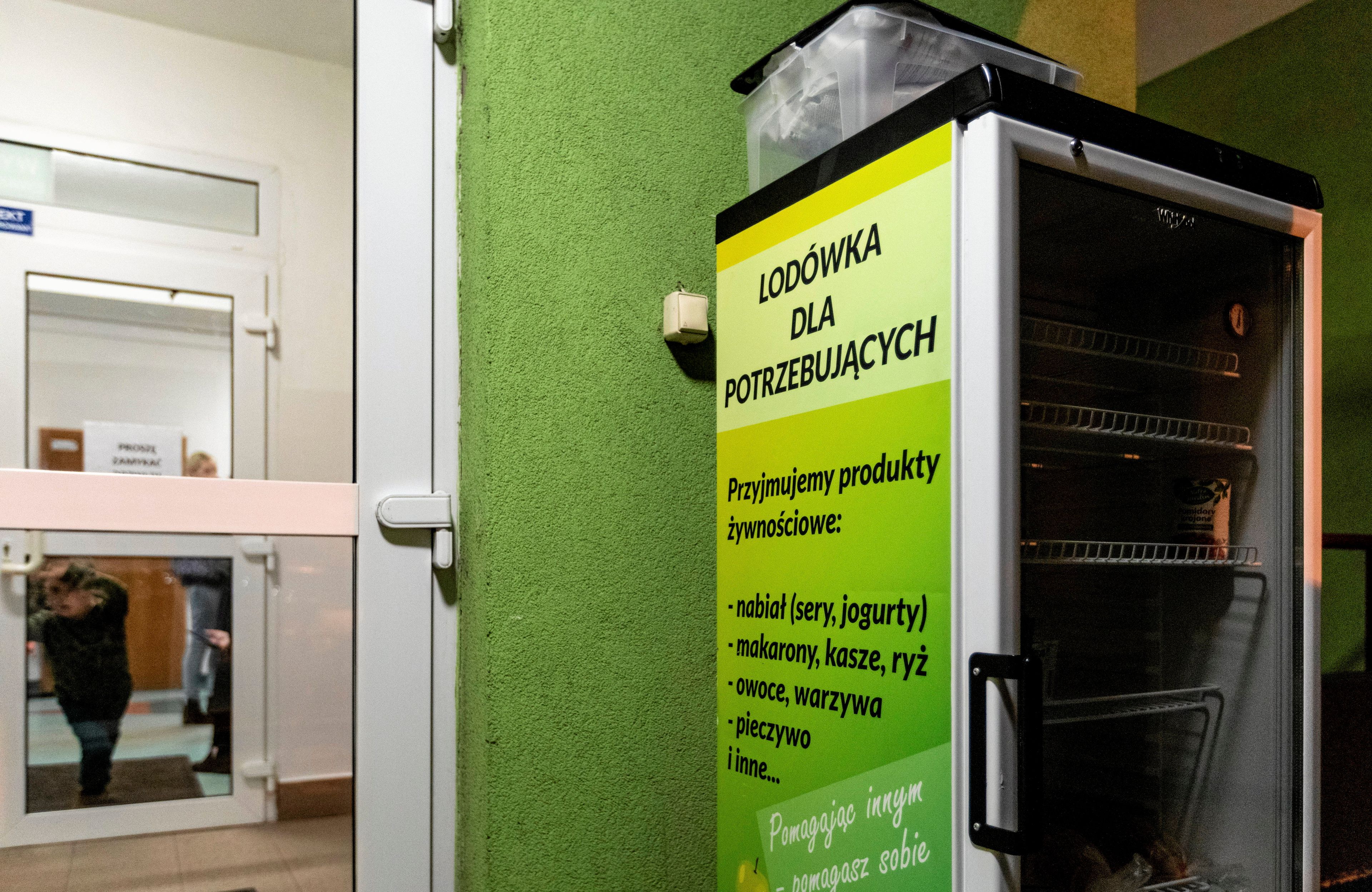 Lodówka, do której można wkładać dary żywnościowe dla potrzebujących