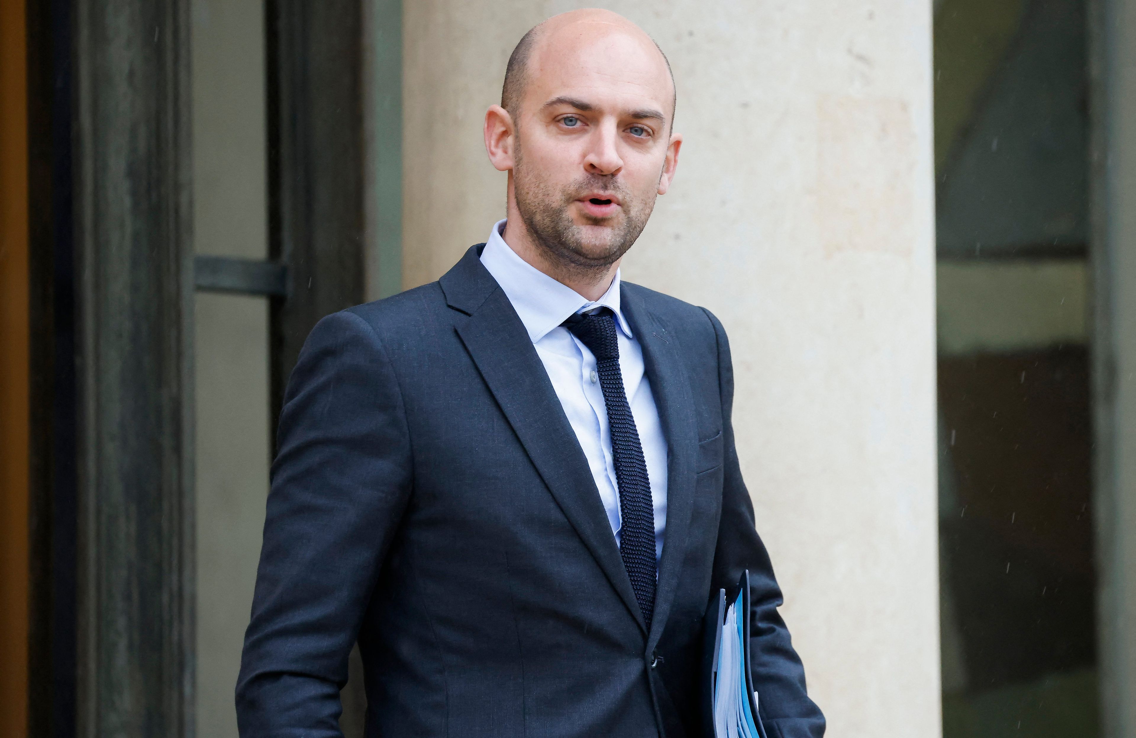 Francuski minister spraw zagranicznych wychodzi z posiedzenia rządu