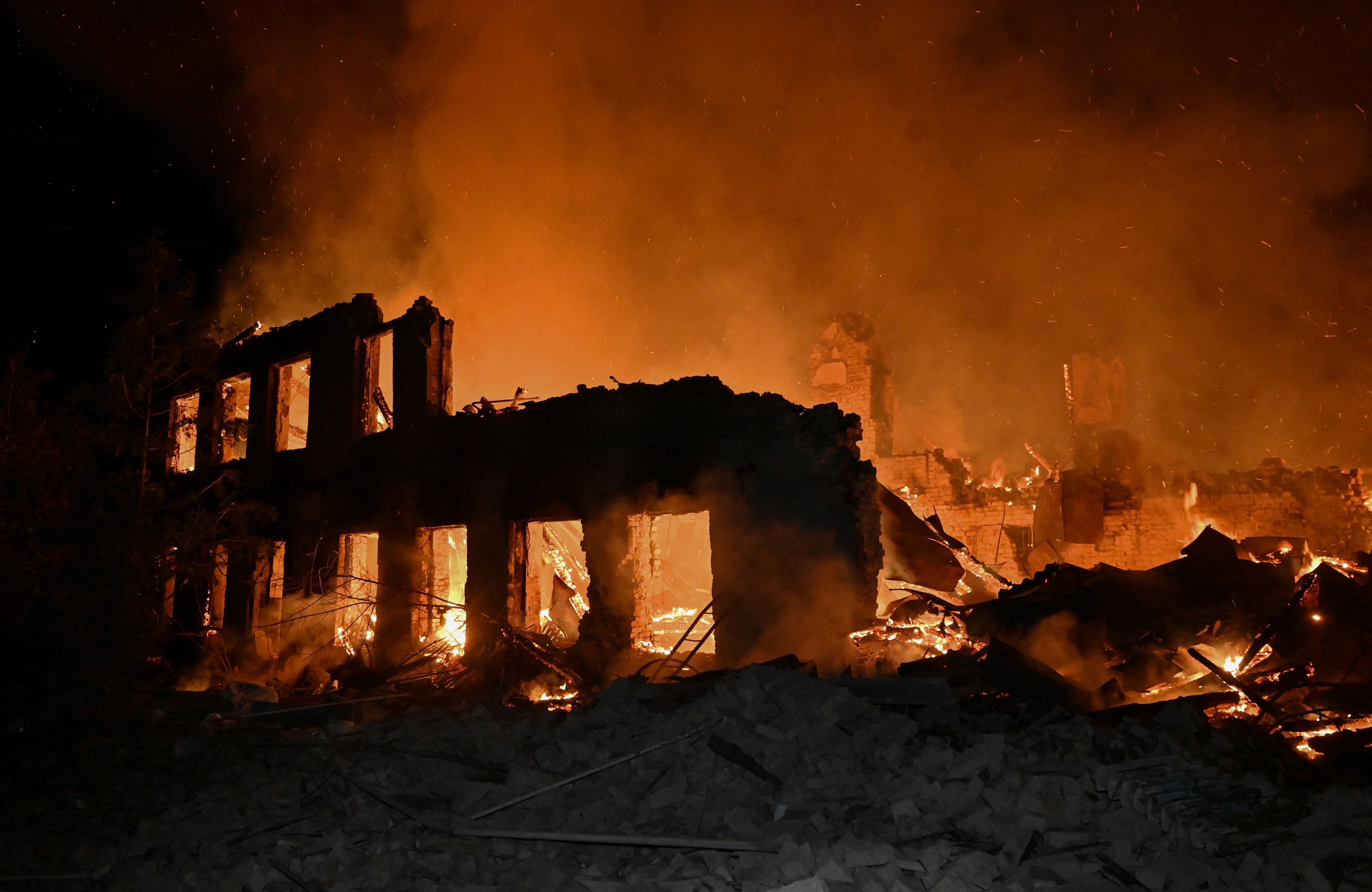 Płonie dom mieszkalny po ataku rosyjskim dronem w miejscowqości Czugujew w okolicach Charkowa, 7.11.2025 r.