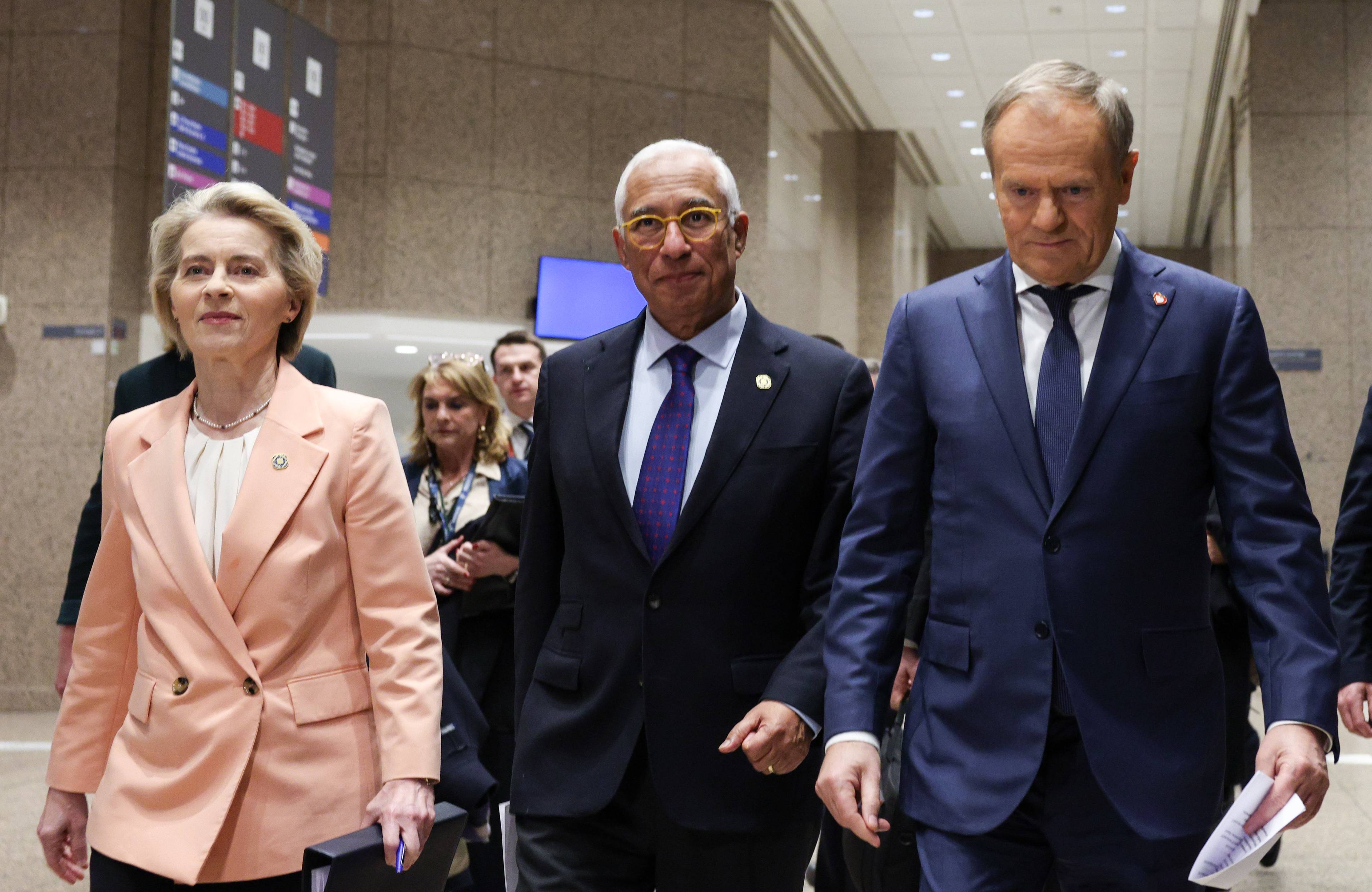 Od lewej do prawej: Ursula VON DER LEYEN (przewodnicząca Komisji Europejskiej), António COSTA (przewodniczący Rady Europejskiej), Donald TUSK (premier Polski)