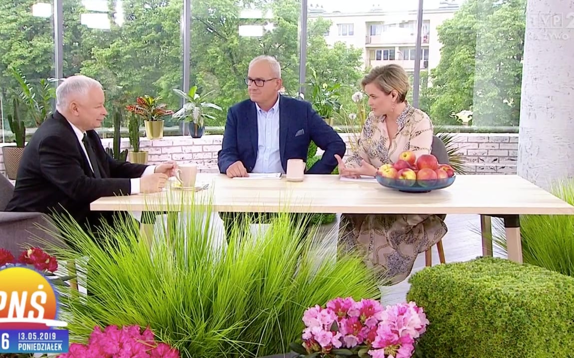 Grafika do artykułu Skuteczny, konsekwentny, dowcipny, towarzyski, kocha zwierzęta i bigos. „Wiadomości” TVP o Kaczyńskim
