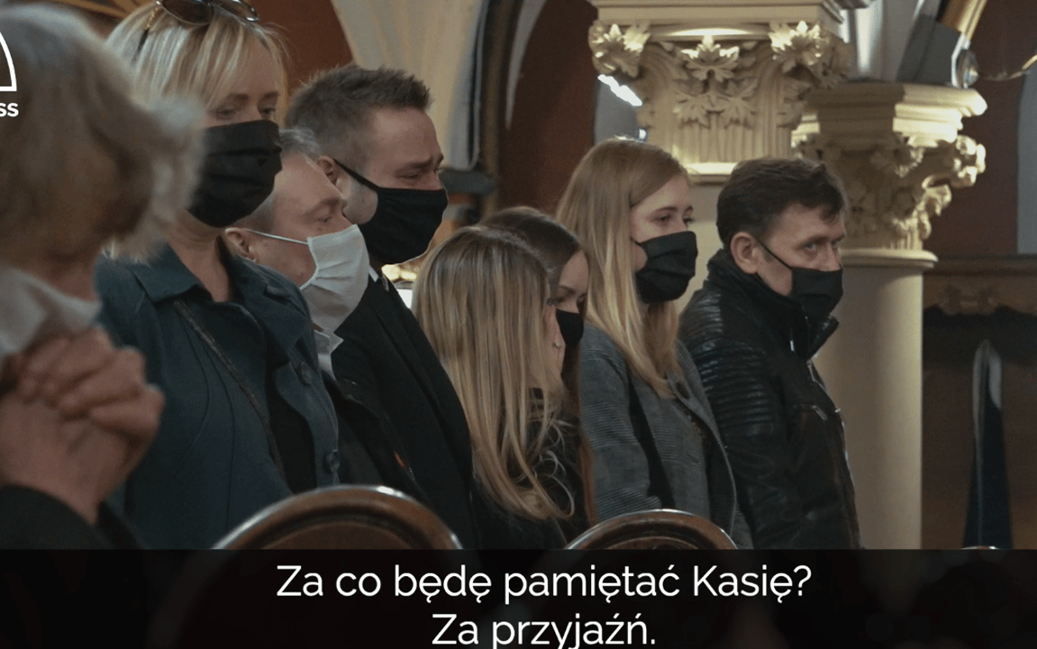 Grafika do artykułu Pogrzeb pielęgniarki, która oddała życie ratując chorych na COVID-19. Film OKO.press