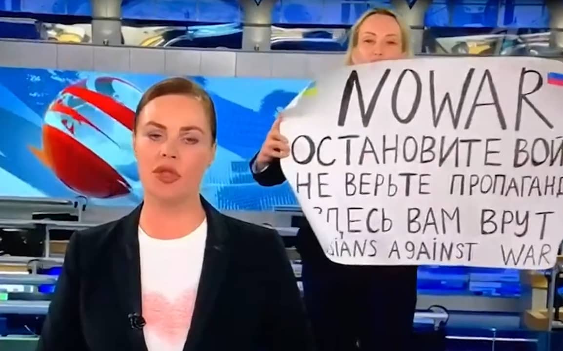 Grafika do artykułu Jej protest przeciwko wojnie widziała dziś cała Rosja. Oto jej manifest słowo w słowo
