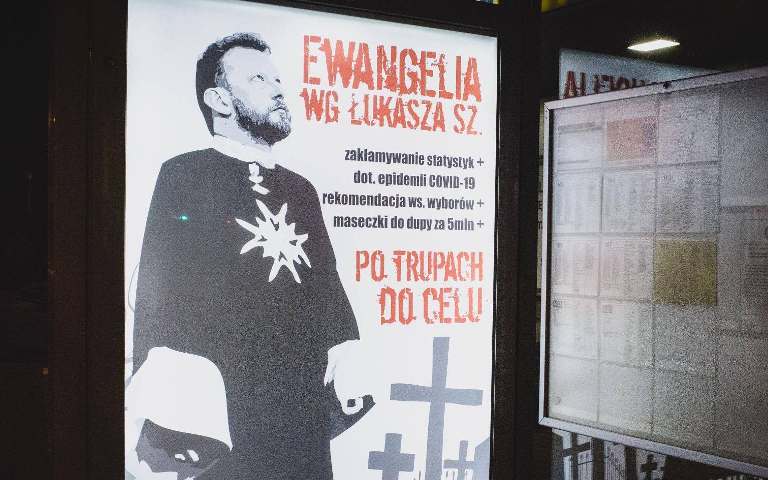 Grafika do artykułu "Prosiła, żeby tego nie robić, ale skuli ją na oczach rodziców i córki. Wszystko, żeby upokorzyć"
