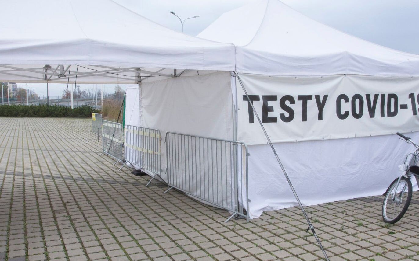 14.11.2020 Wroclaw , Testy Covid . Tymczasowy namiot gdzie przeprowada sie testy na Covid - 19 . 
Fot . Krzysztof Cwik / Agencja Gazeta