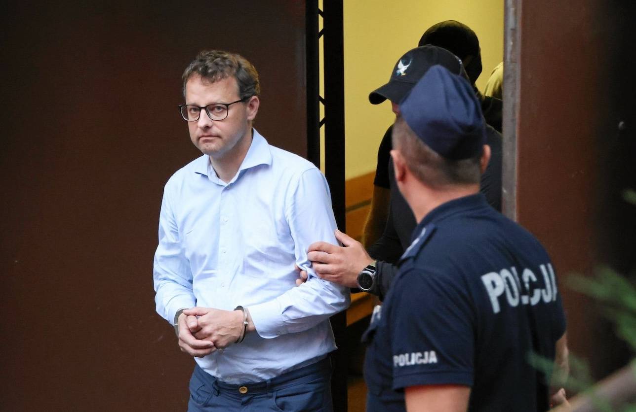 Marcin Romanowski w kajdankach prowadzony przez funkcjonariuszy policji. Immunitet