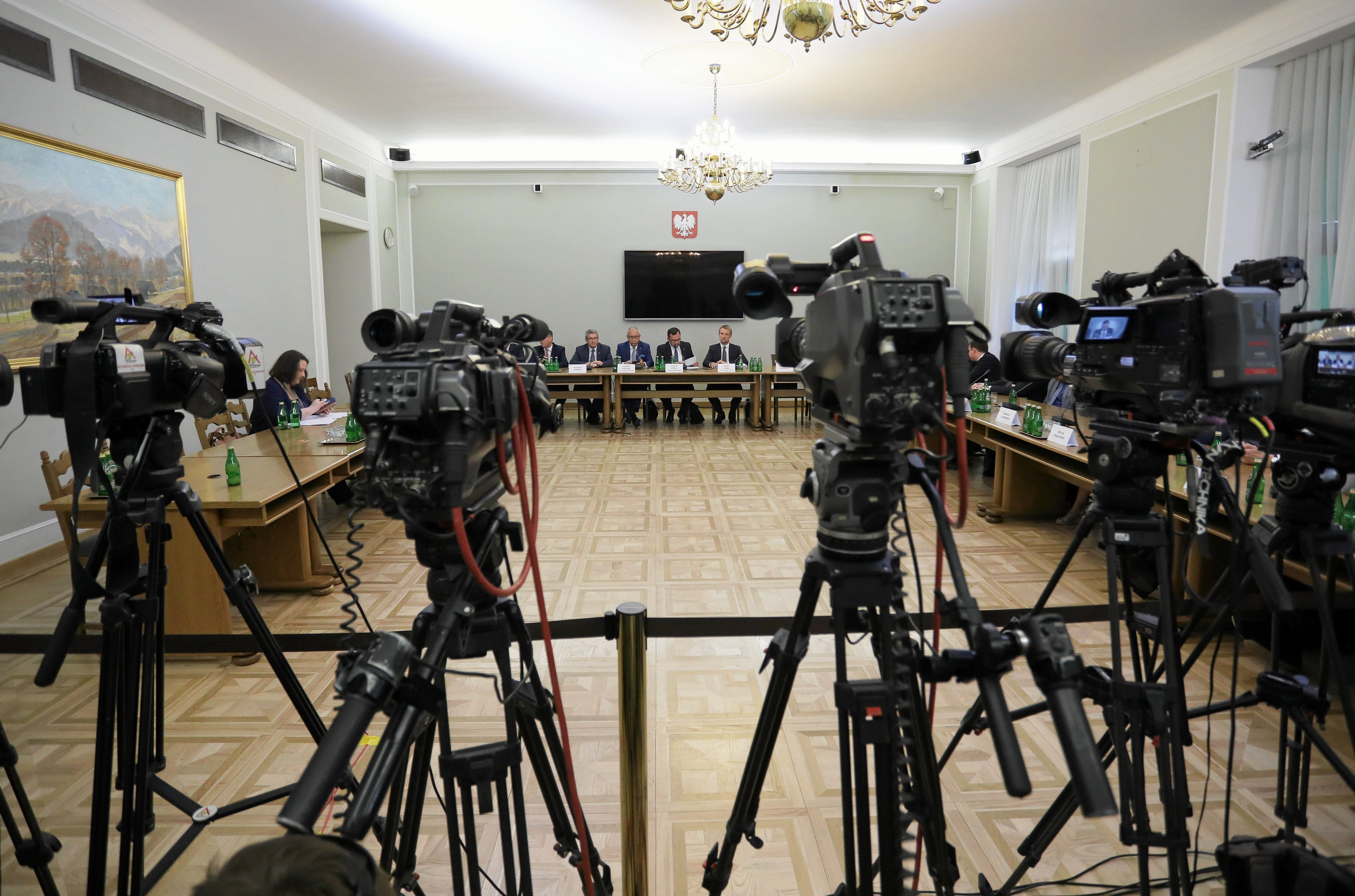 Kamery rejestrujące wystapienia polityków z komisji śledczej