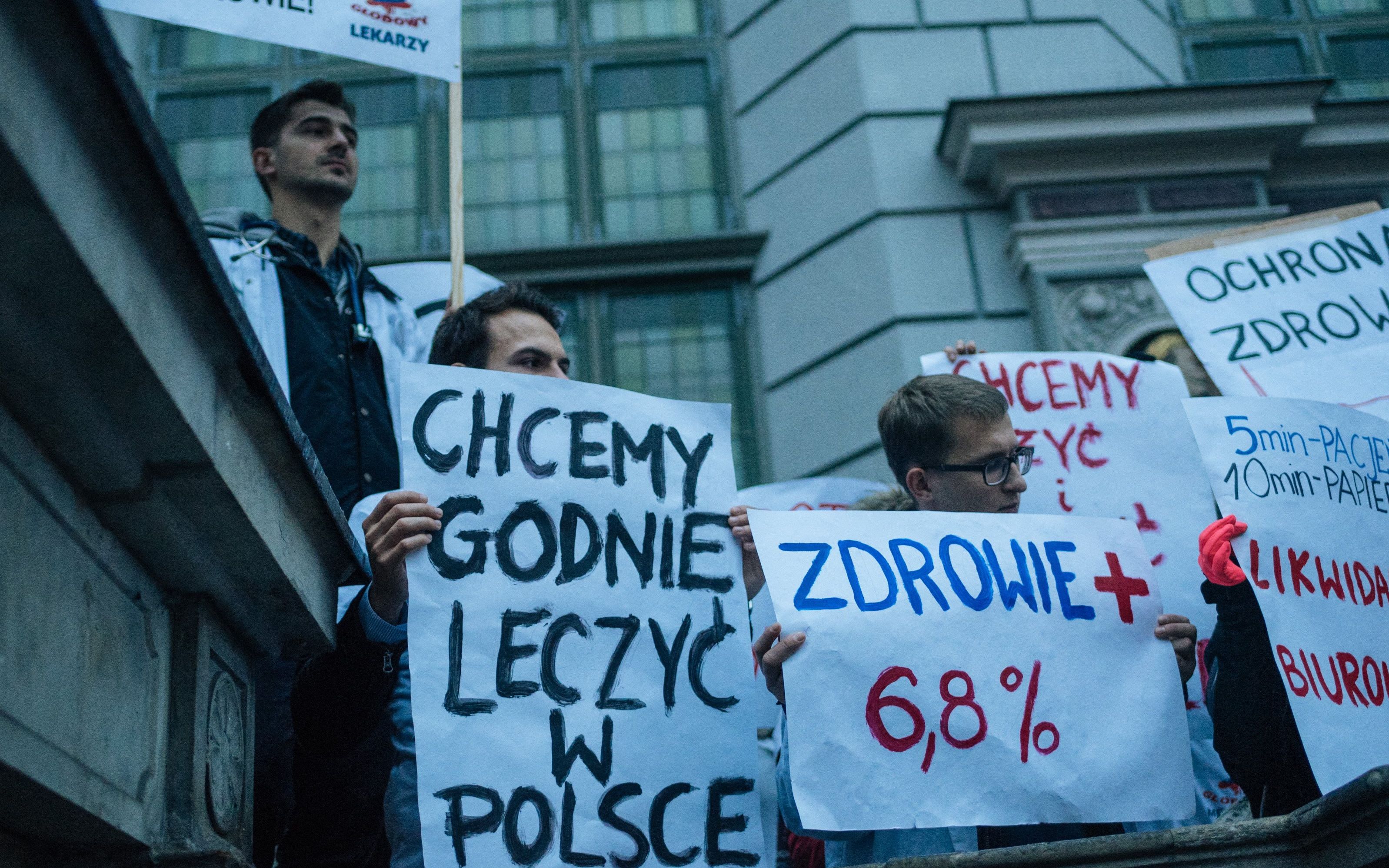 26.10.2017 Gdansk . Trwa juz 5 dzien protestu glodowego lekarzy w Gdansku . W ramach poparcia dla glodujacych lekarzy , zorganizowano marsz poparcia dla protestujacych , ktory rozpoczal sie na Uniwersytecie Medycznym . Nastepnie protestujacy w mileczniu przeszli pod Pomnik Poleglych Stoczniowcow , gdzie przedstawili postulaty i udali sie na Dlugi Targ pod pomnik Neptuna .
fot . Bartosz Banka / Agencja Gazeta