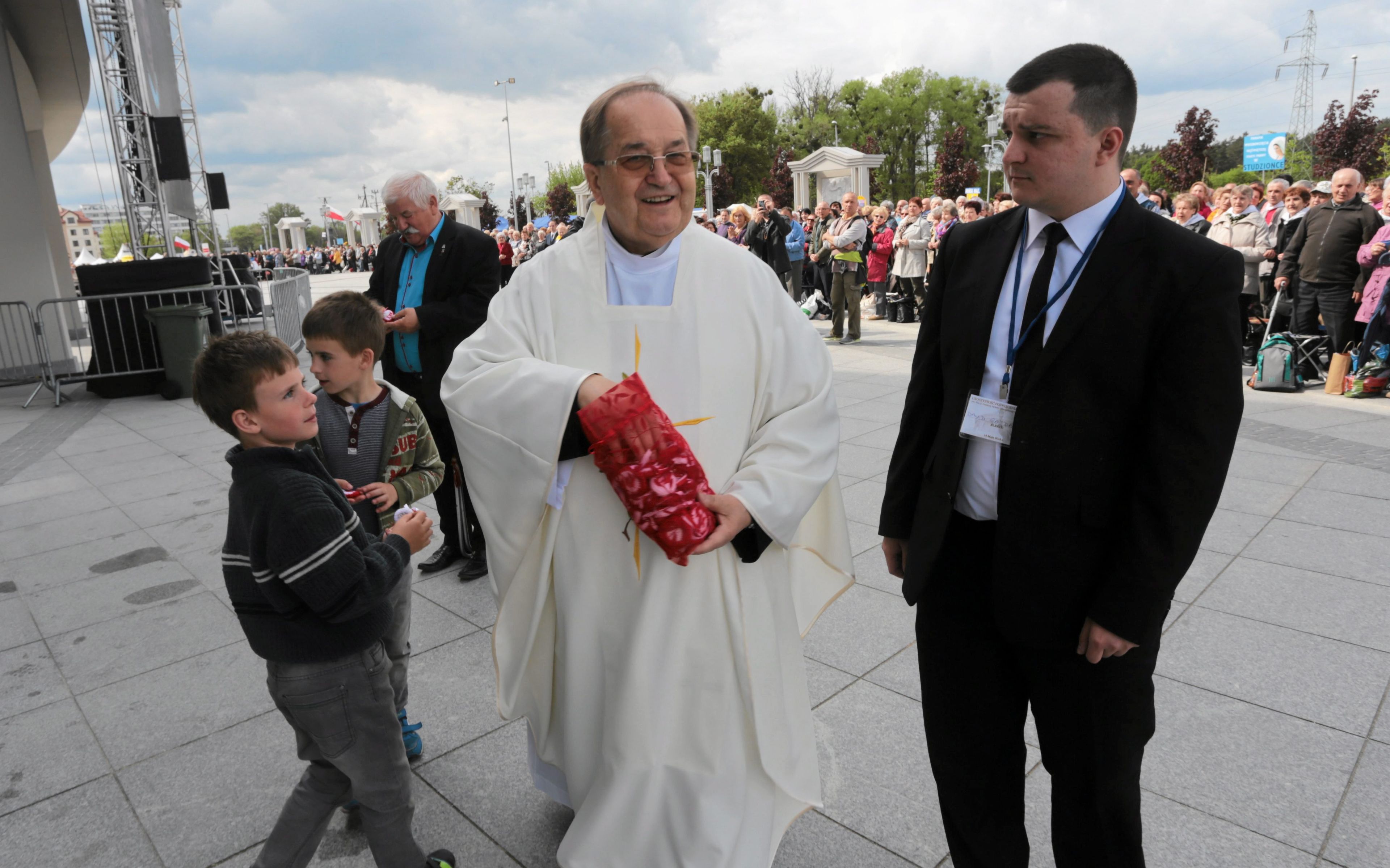 18.05.2016 Torun . Ojciec Tadeusz Rydzyk wsrod wiernych . Poswiecenie kosciola pw . Najswietszej Maryi Panny Gwiazdy Nowej Ewangelizacji i sw . Jana Pawla II przy Drodze Starotorunskiej w Toruniu .
Fot. Wojciech Kardas / Agencja Gazeta