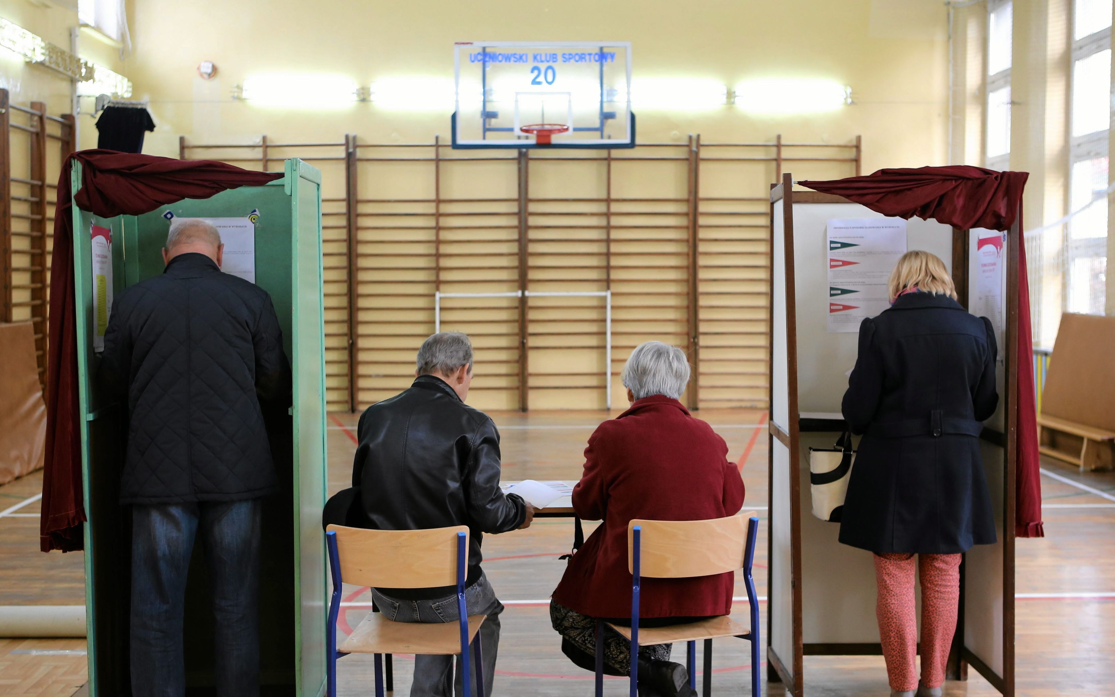 25.10.2015 Czestochowa , ulica Hubermana , Gimnazjum nr. 20 , komisja nr. 66 . Glosowanie w wyborach parlamentarnych . Fot . Grzegorz Skowronek / Agencja Gazeta