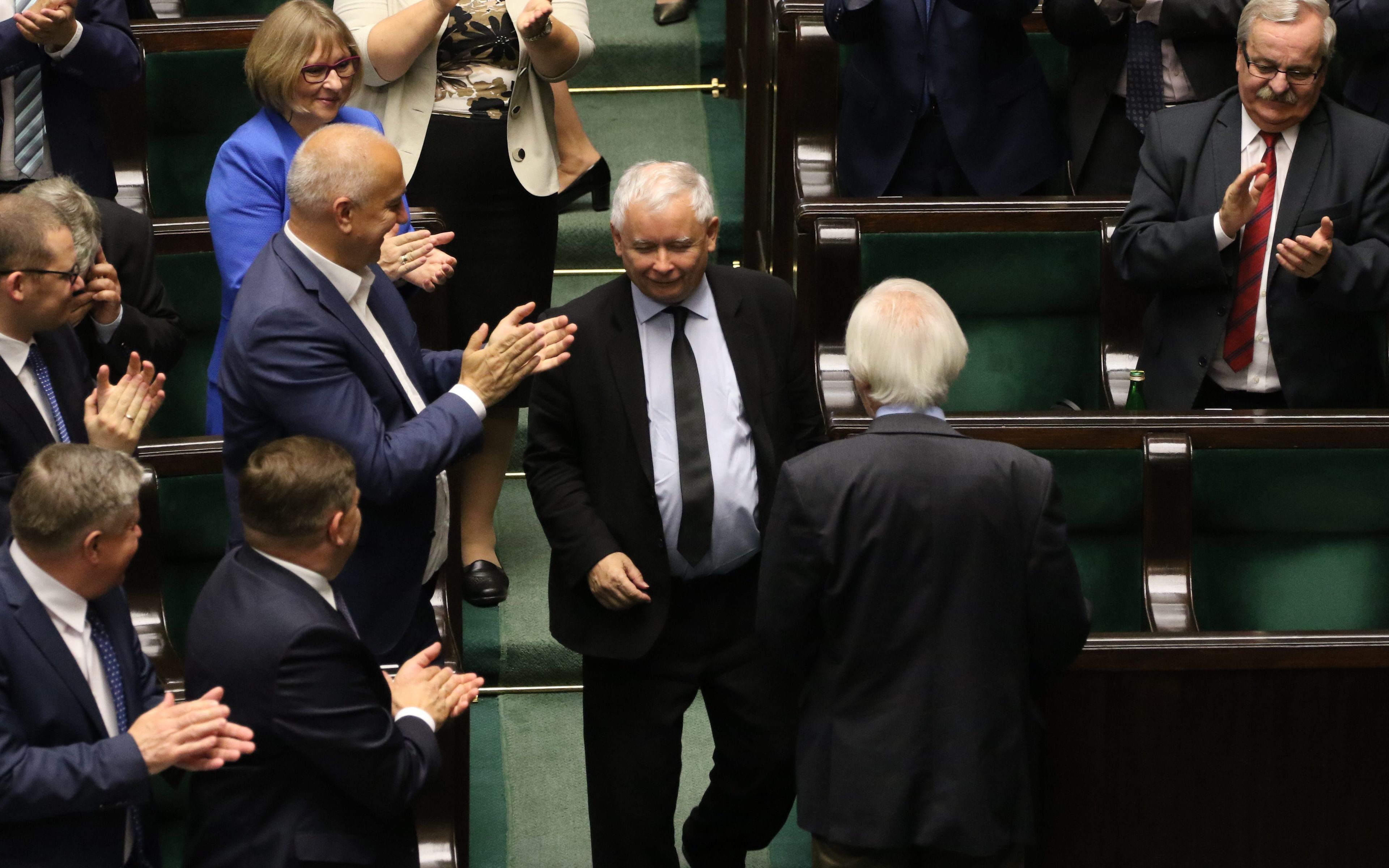 19.07.2017 Warszawa , Sejm . Prezes PiS Jaroslaw Kaczynski wchodzi na sale plenarna , witany klaskaniem podwladnych . Opoznione o godzine rozpoczecie wznowionego 46. posiedzenia Sejmu VIII Kadencji ( debata i czytanie pisowskiego projektu ustawy ograniczajacej niezaleznosc sadownictwa ).
Fot . Slawomir Kaminski / Agencja Gazeta