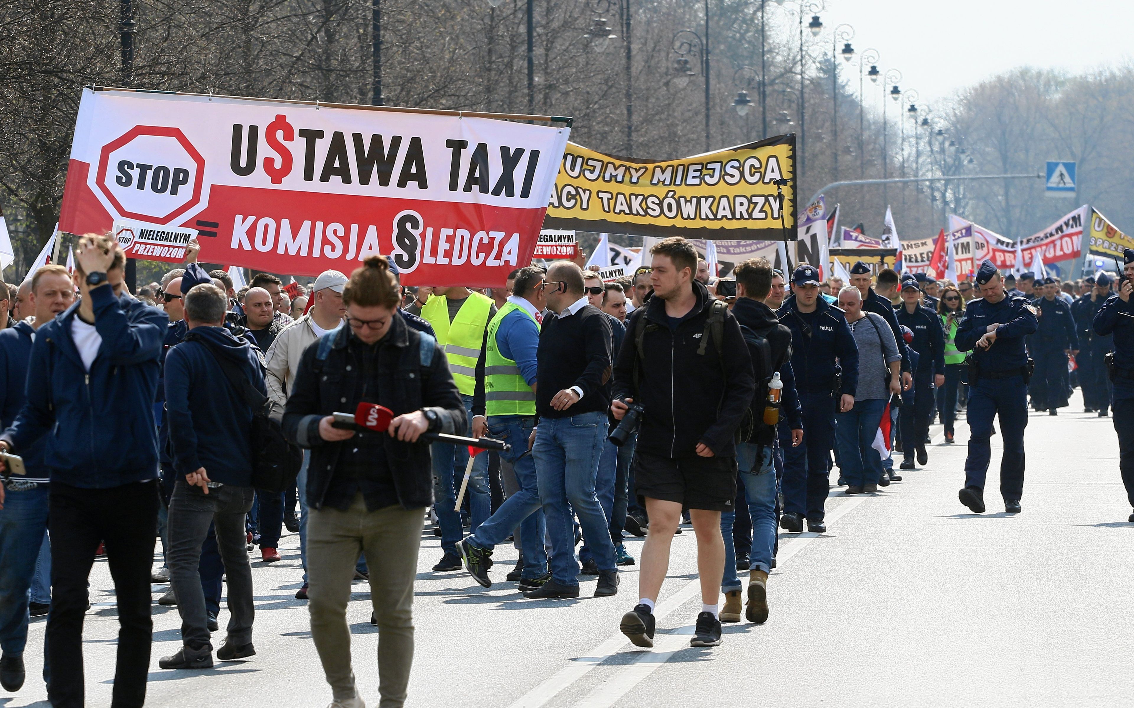 08.04.2019 Warszawa , al Ujazdowskie . Protest taksowkarzy przeciw sieci Uber i nielegalnym przewozom . Przemarsz trasa : Kancelaria Premiera , ambasada Stanow Zjednoczonych , pl Trzych Krzyzy .
Fot. Slawomir Kaminski / Agencja Gazeta
