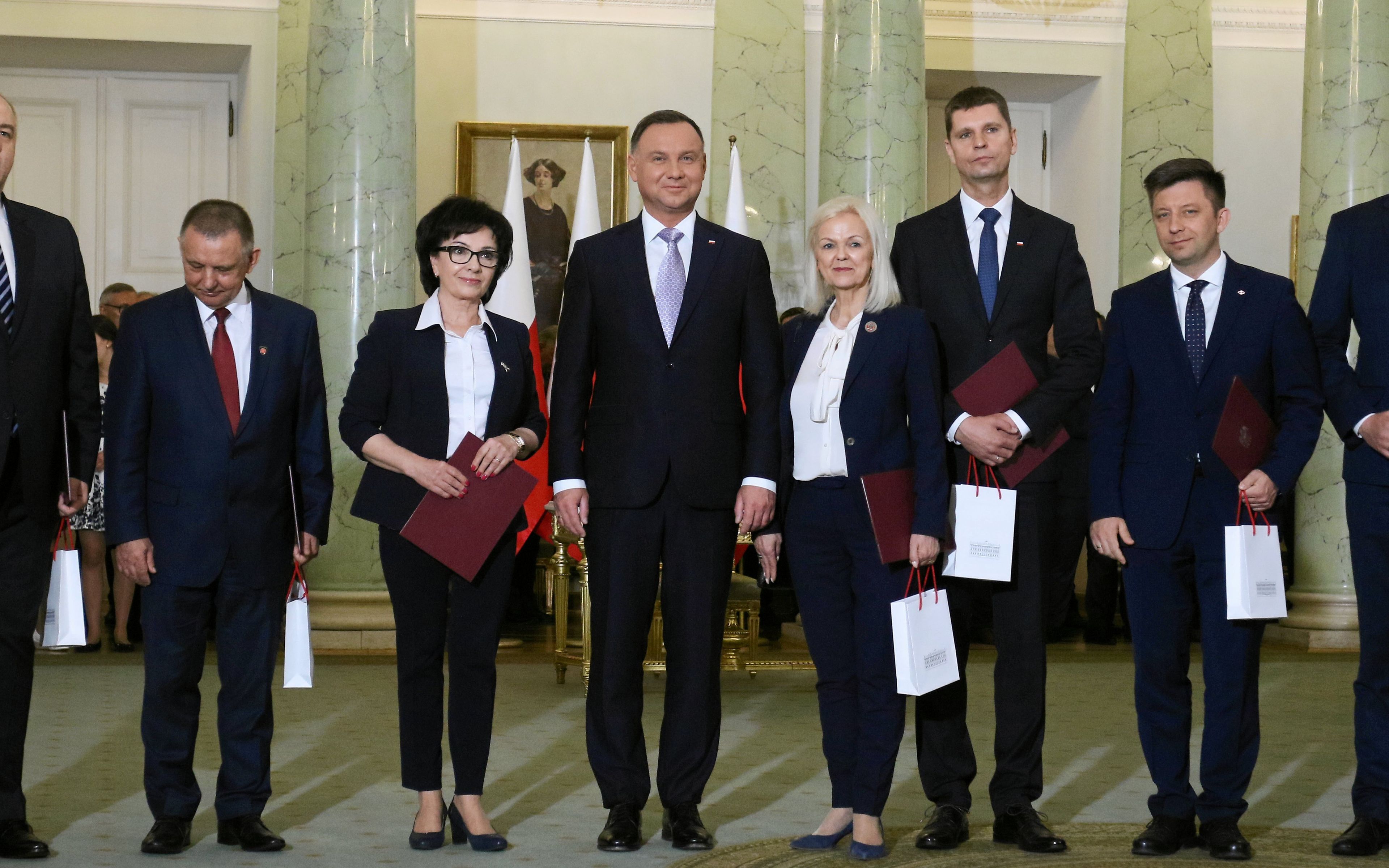 04.06.2019 Warszawa , Palac Prezydencki . Nz prezydent Andrzej Duda (c) oraz nowo powolani ministrowie od lewej wiceprezes rady ministrow Jacek Sasin , minister finansow Marian Banas , minister spraw wewnetrznych i administracji Elzbieta Witek , minister Rodziny , Pracy i Polityki Spolecznej Bozena Borys - Szopa , minister edukacji narodowej Dariusz Piontkowski , minister , czlonek rady ministrow Michal Dworczyk i minister , czlonek rady ministrow  Michal Wos  . Prezydent  RP Andrzej Duda dokonuje zmian w skladzie Rady Ministrow po wyborach do Parlamentu Europejskiego .
Fot. Slawomir Kaminski / Agencja Gazeta