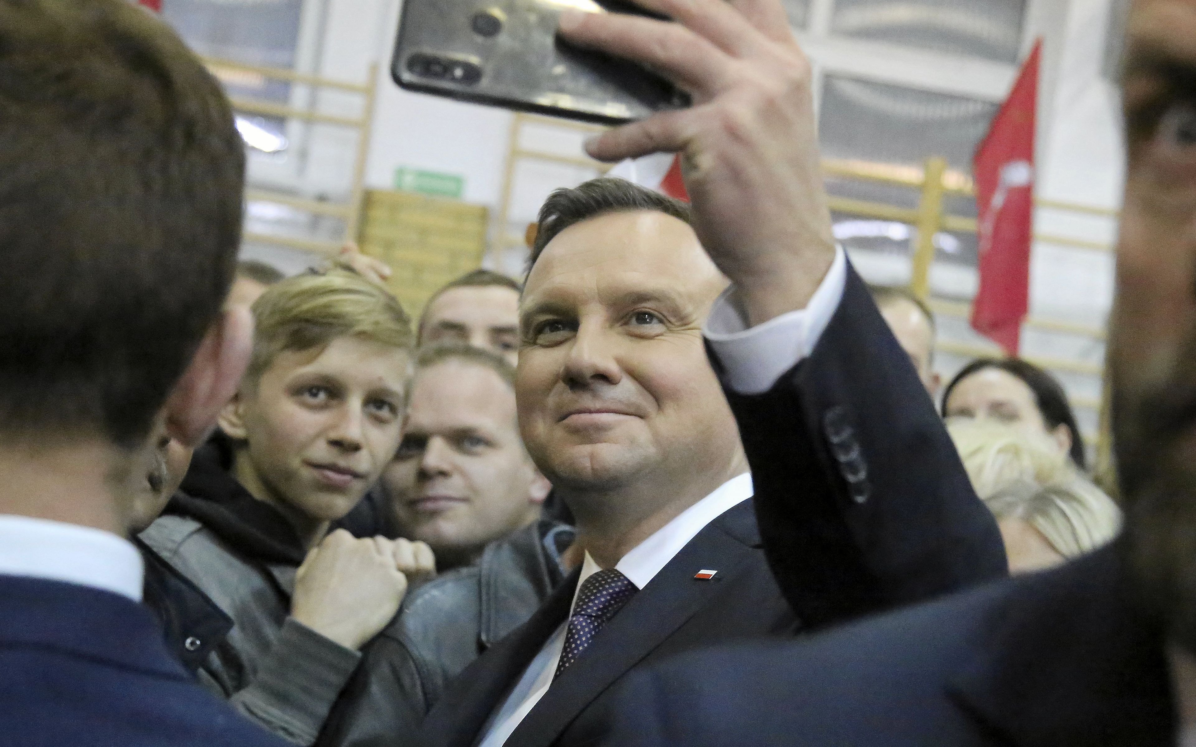 27.11.2019  Kulesze Koscielne , powiat Wysokie Mazowieckie . Wizyta preyzdenta Andrzeja Dudy . Prezydent Andrzej Duda (C) podczas spotkania z mieszkancami .
Fot. Agnieszka Sadowska / Agencja Gazeta