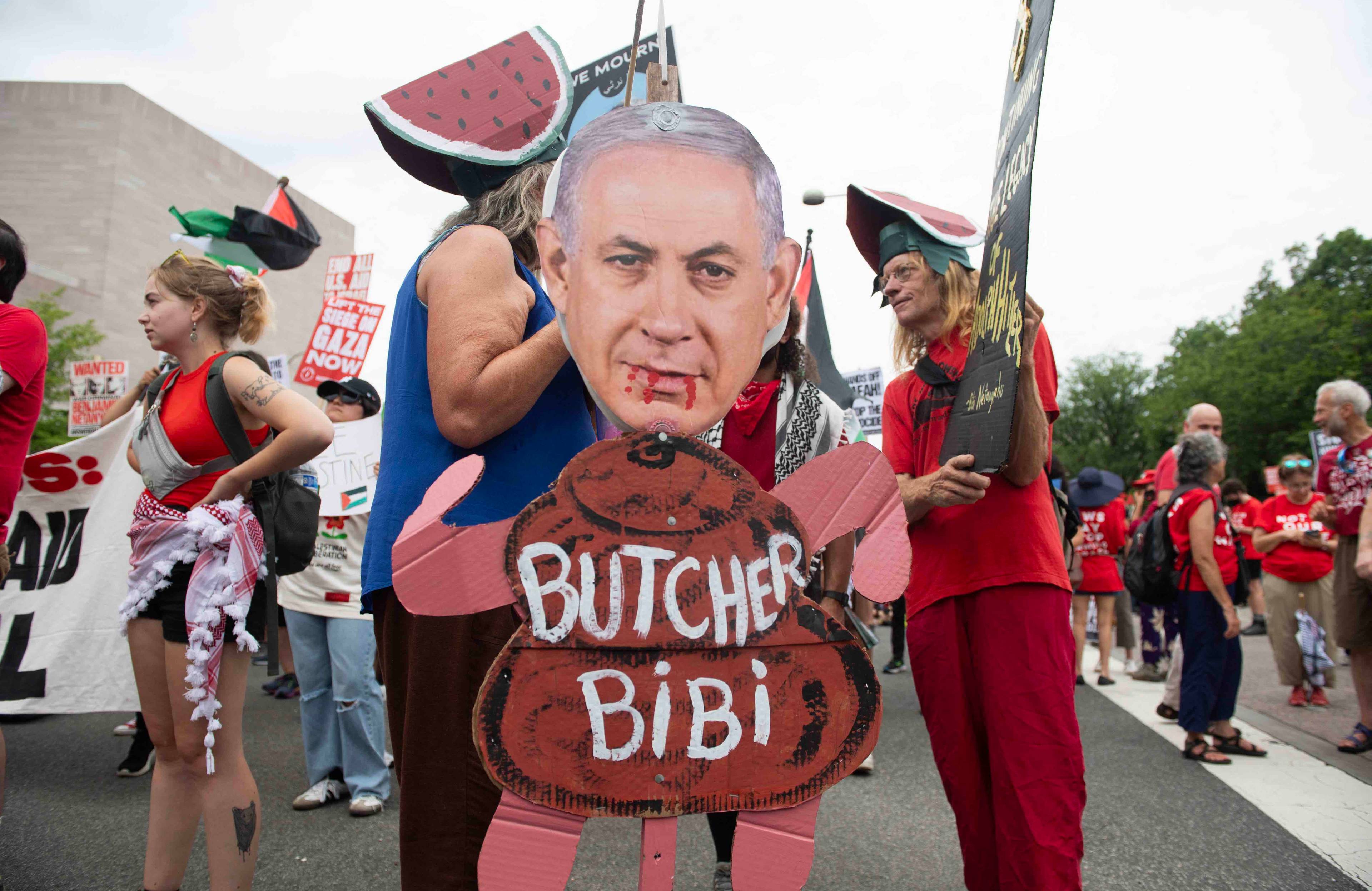 Demonstracja przeciwko wizycie Binjamina Netanjamu w USA. na zdjęciu kukła przedstawiająca polityka z napisem Butcher Bibi (Rzeźnik Bibi)