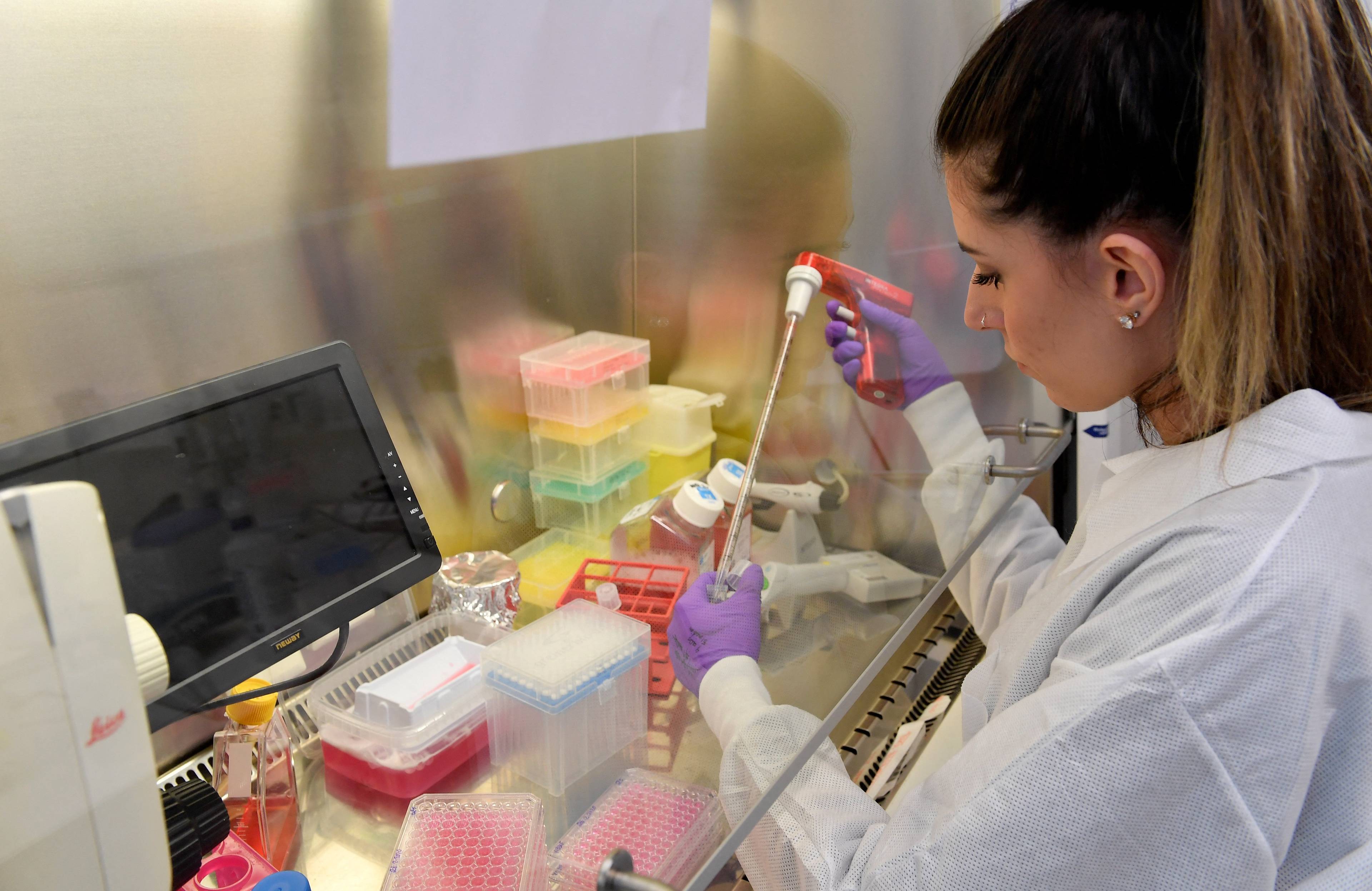 Naukowczyni pracuje w laboratorium