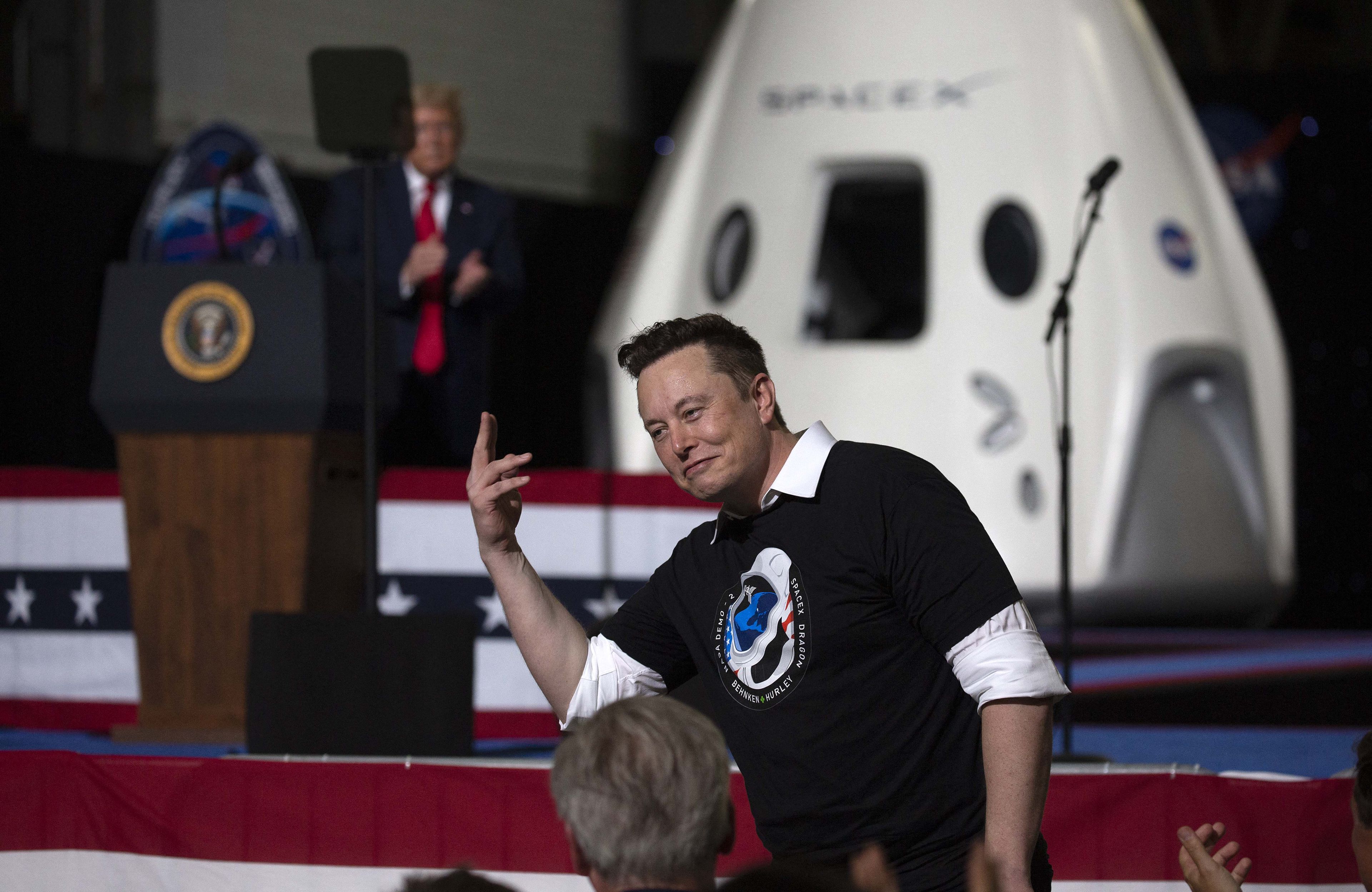 Elon Musk pokazuje palcem na nadchodzącego Trumpa