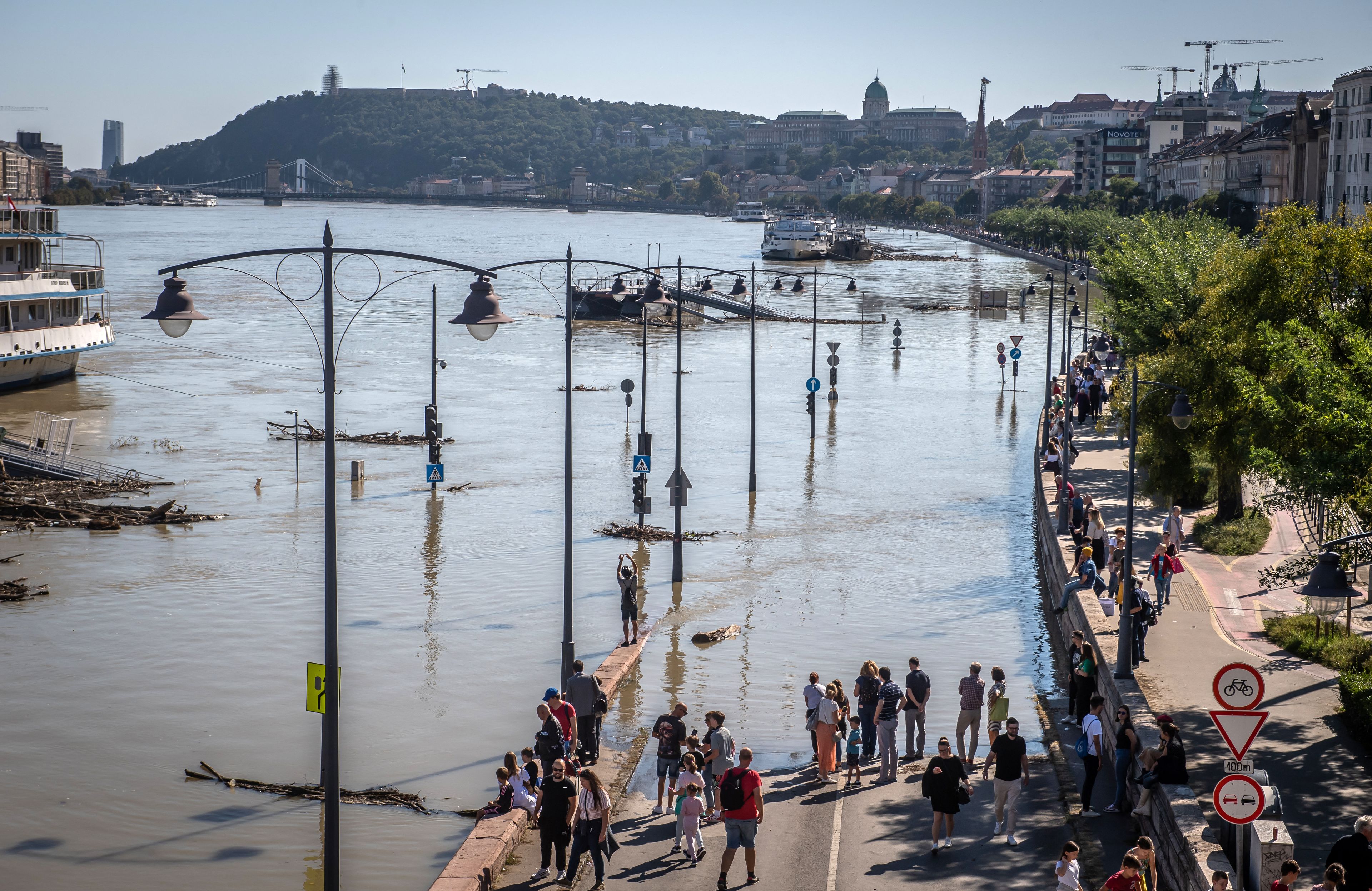 Fala wezbraniowa na Dunaju w Budapeszcie. Woda zalewa bulwary